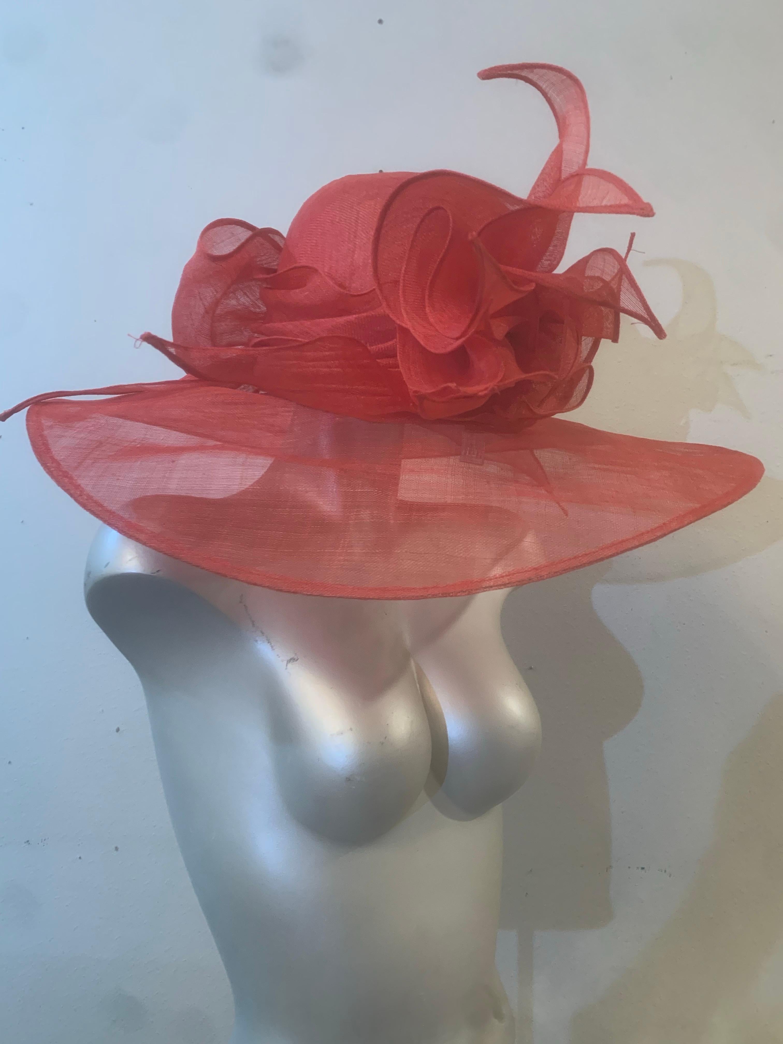 Cappello di paglia Couture rosso a tesa larga con corona rotonda, esuberanti fiocchi di paglia e fiocco sul retro:  Suzanne Couture Millinery ha prodotto questo cappello di paglia finissima della collezione Primavera/Estate. La tesa misura 23