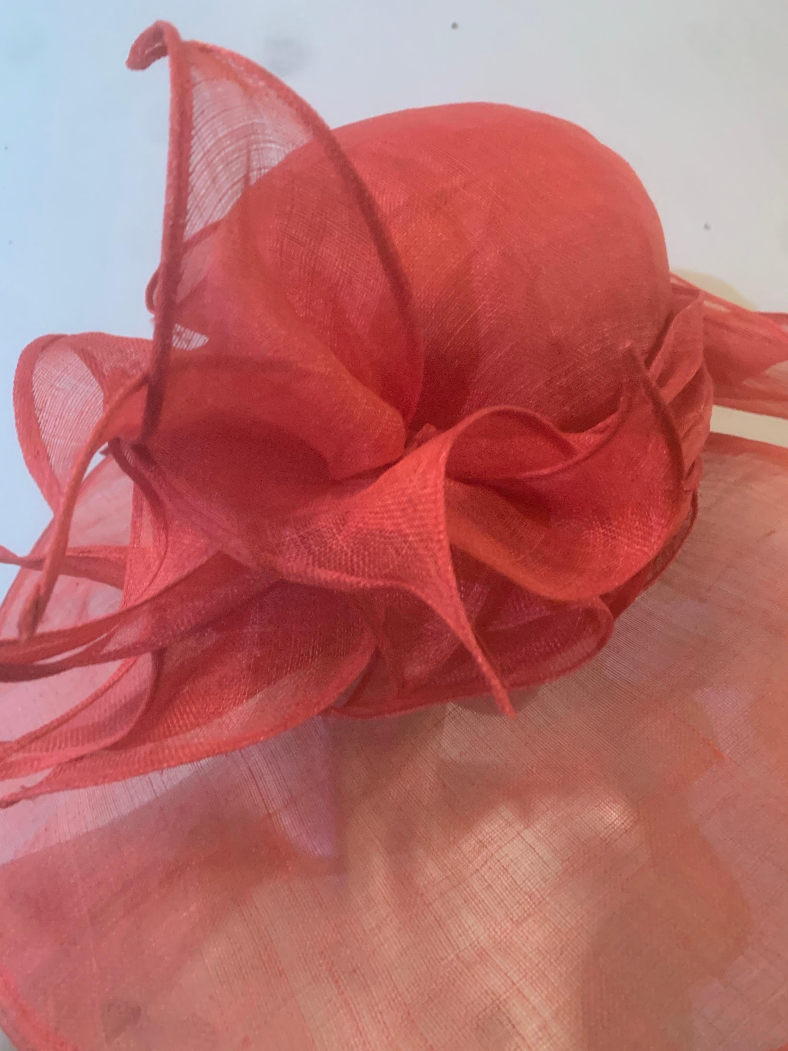Rosso Cappello di paglia Couture rosso a tesa larga con corona rotonda ed esuberanti fiocchi di paglia in vendita