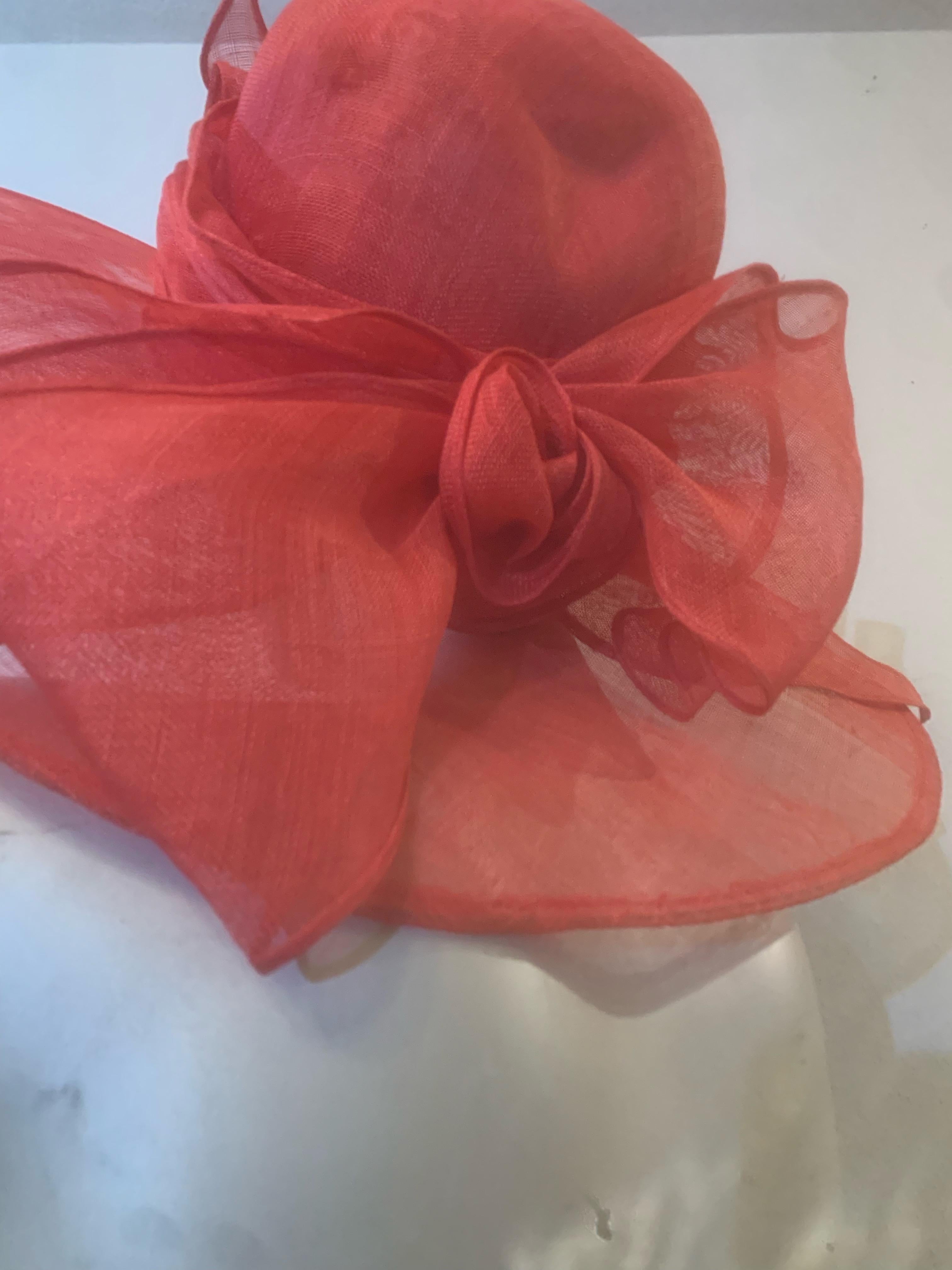 Cappello di paglia Couture rosso a tesa larga con corona rotonda ed esuberanti fiocchi di paglia In condizioni ottime in vendita a Gresham, OR