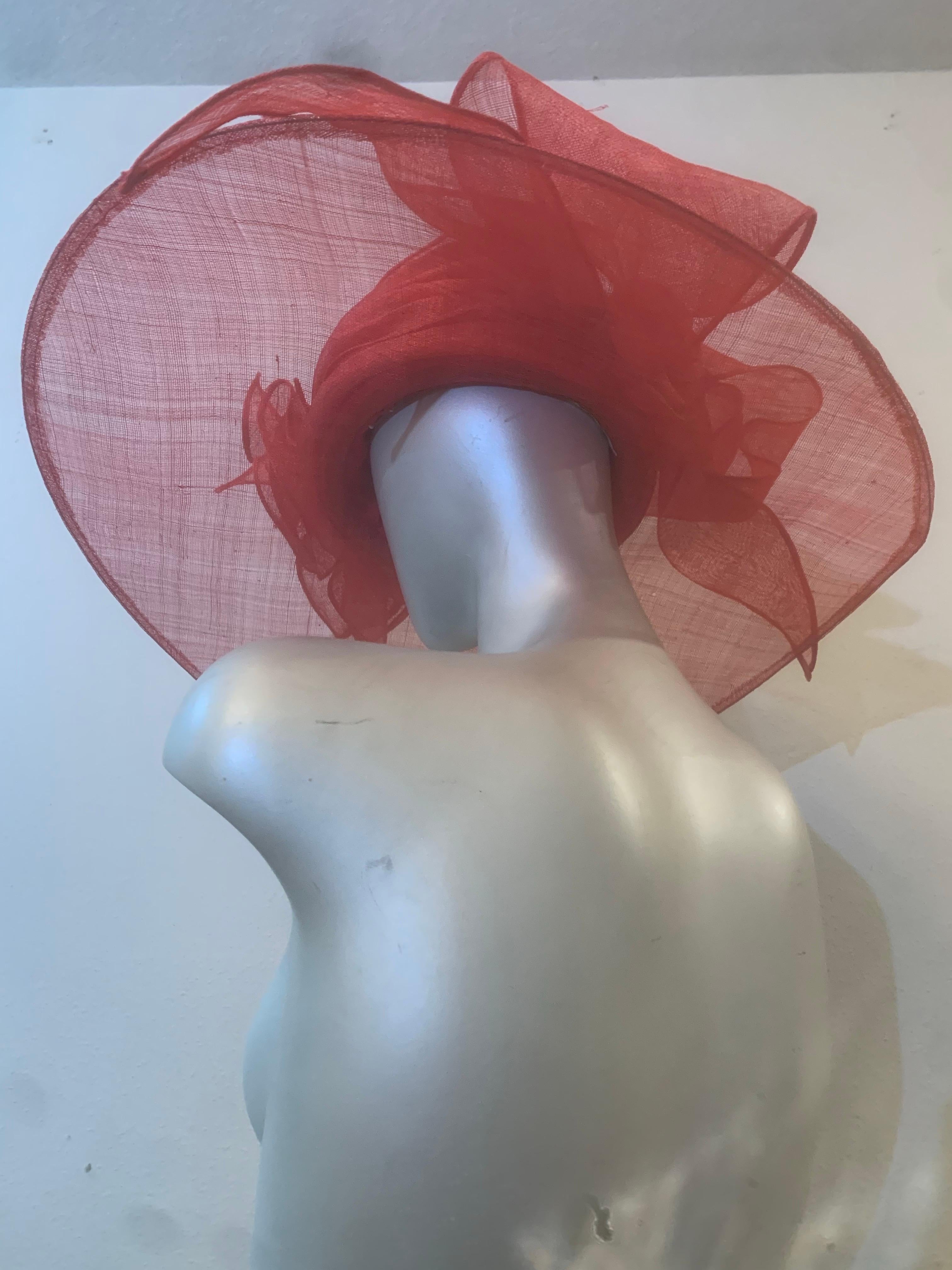 Donna Cappello di paglia Couture rosso a tesa larga con corona rotonda ed esuberanti fiocchi di paglia in vendita