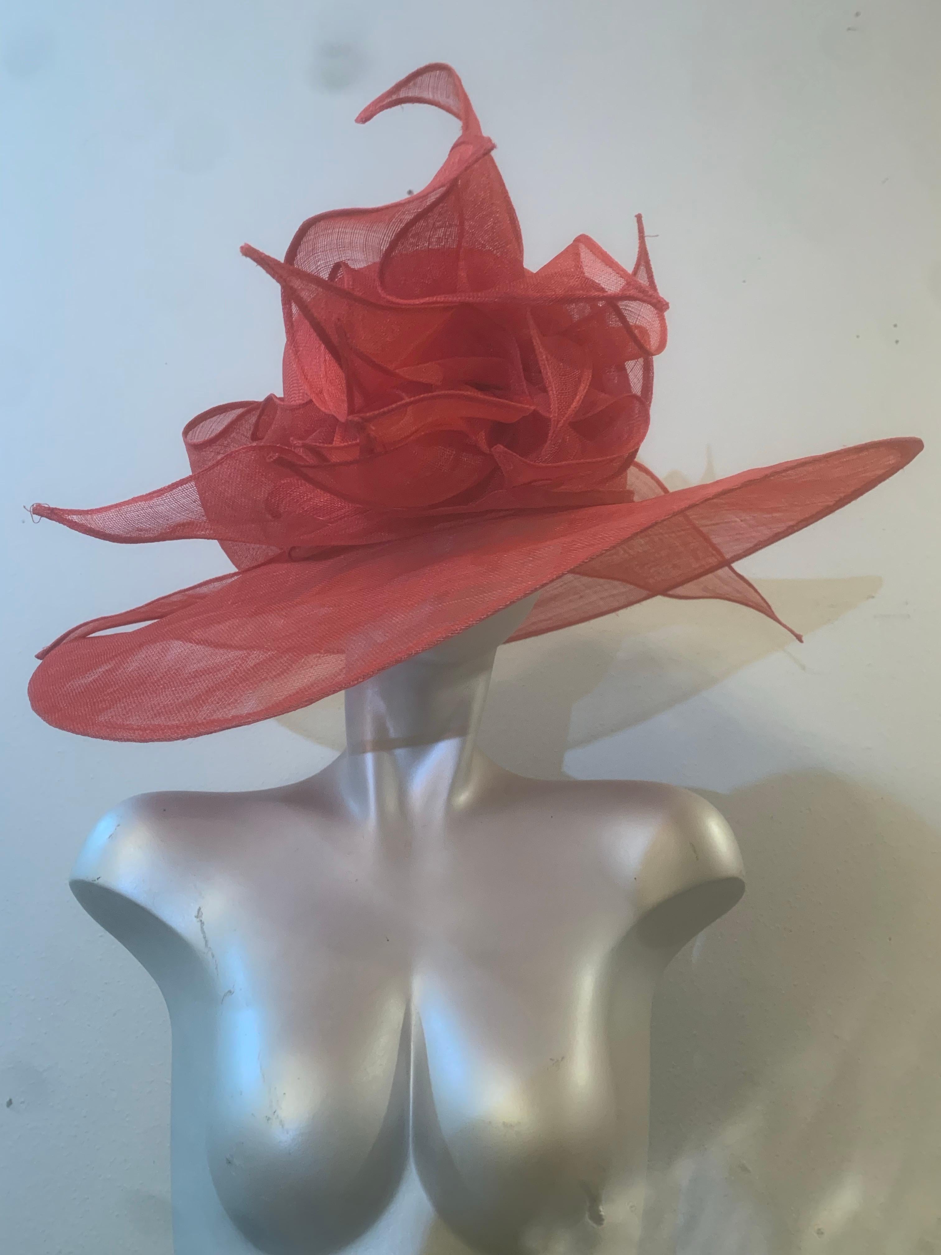 Cappello di paglia Couture rosso a tesa larga con corona rotonda ed esuberanti fiocchi di paglia in vendita 1