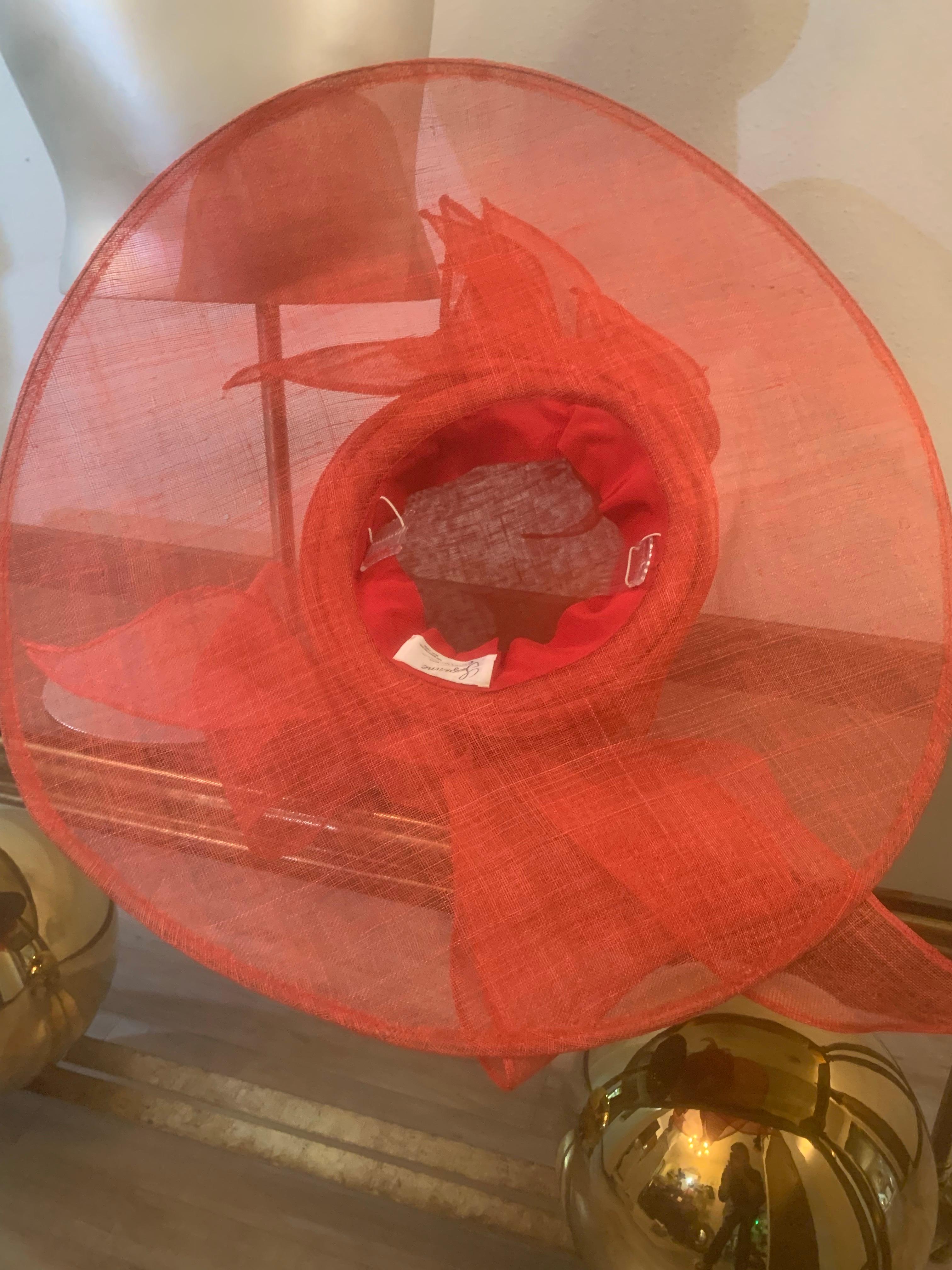 Cappello di paglia Couture rosso a tesa larga con corona rotonda ed esuberanti fiocchi di paglia in vendita 2