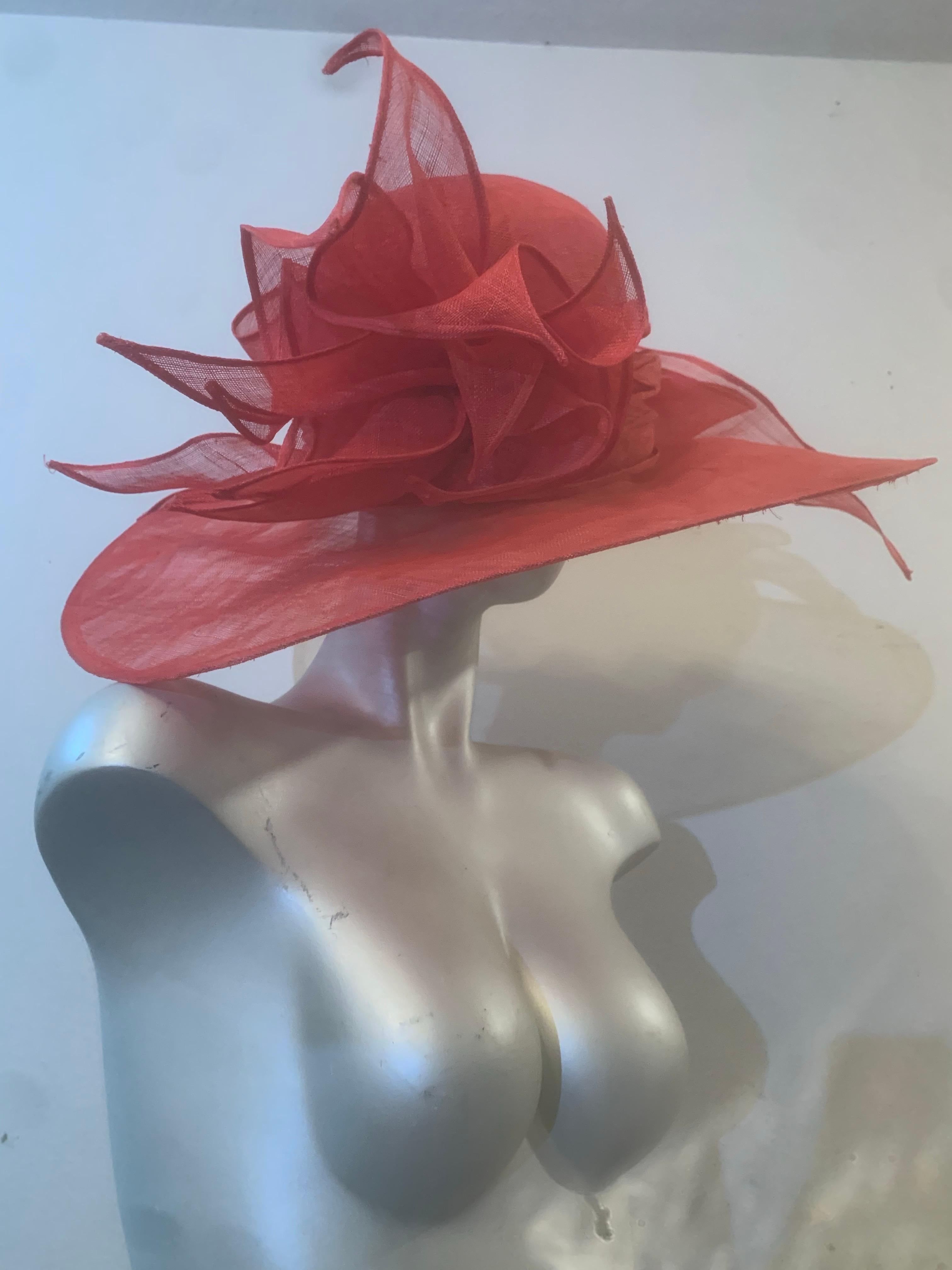 Cappello di paglia Couture rosso a tesa larga con corona rotonda ed esuberanti fiocchi di paglia in vendita 3
