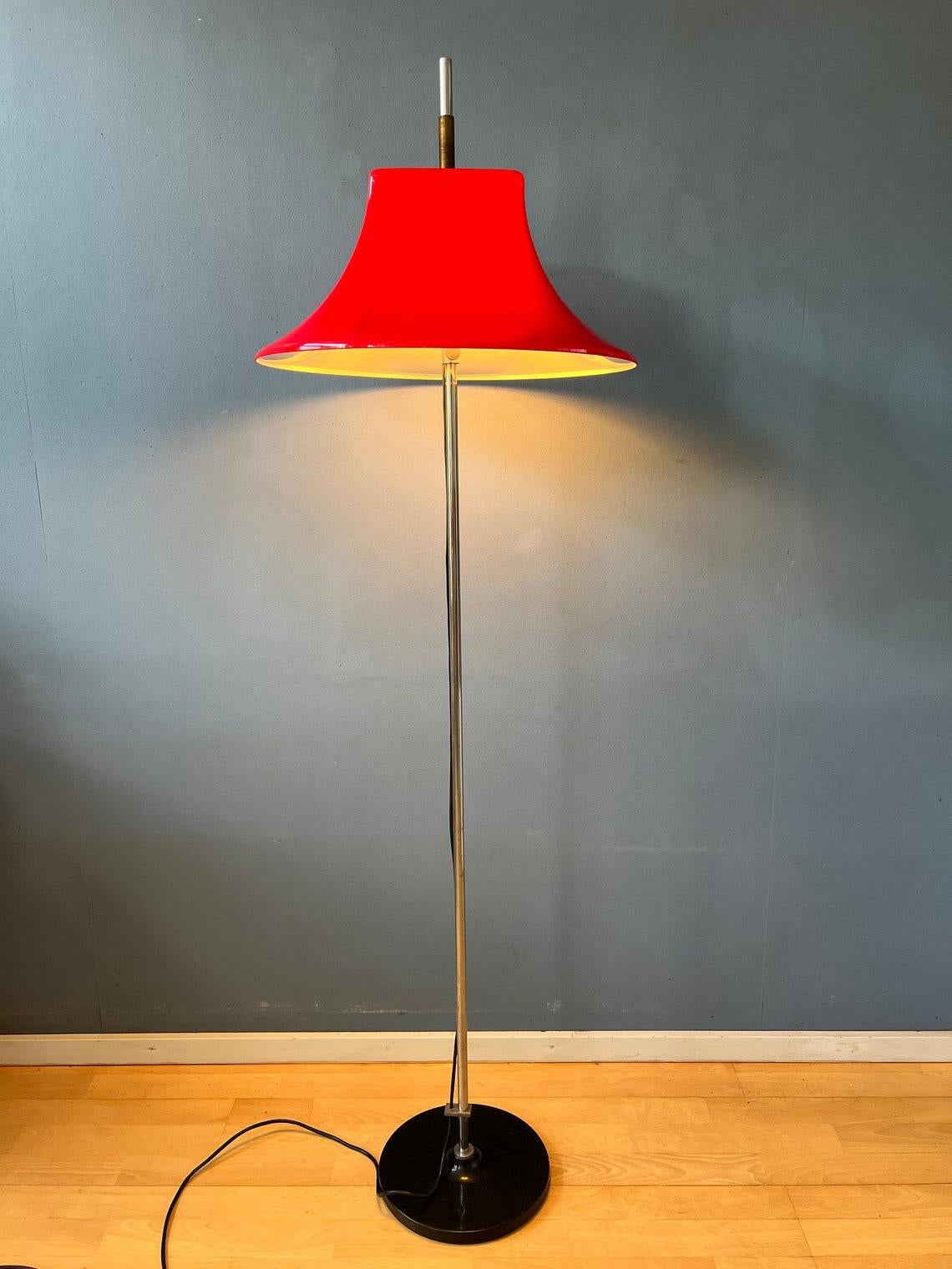 Red Willem Hagoort Space Age Floor Lamp - Mid Century Acrylic Glass Lamp, 1970s In Excellent Condition For Sale In ROTTERDAM, ZH