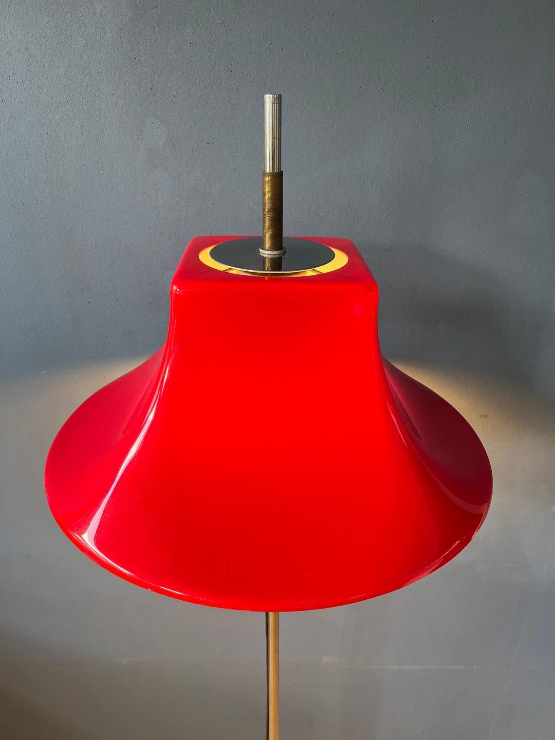 Lampadaire rouge de Willem Hagoort de l'ère spatiale - Lampadaire en verre acrylique du milieu du siècle dernier, 1970 Excellent état - En vente à ROTTERDAM, ZH