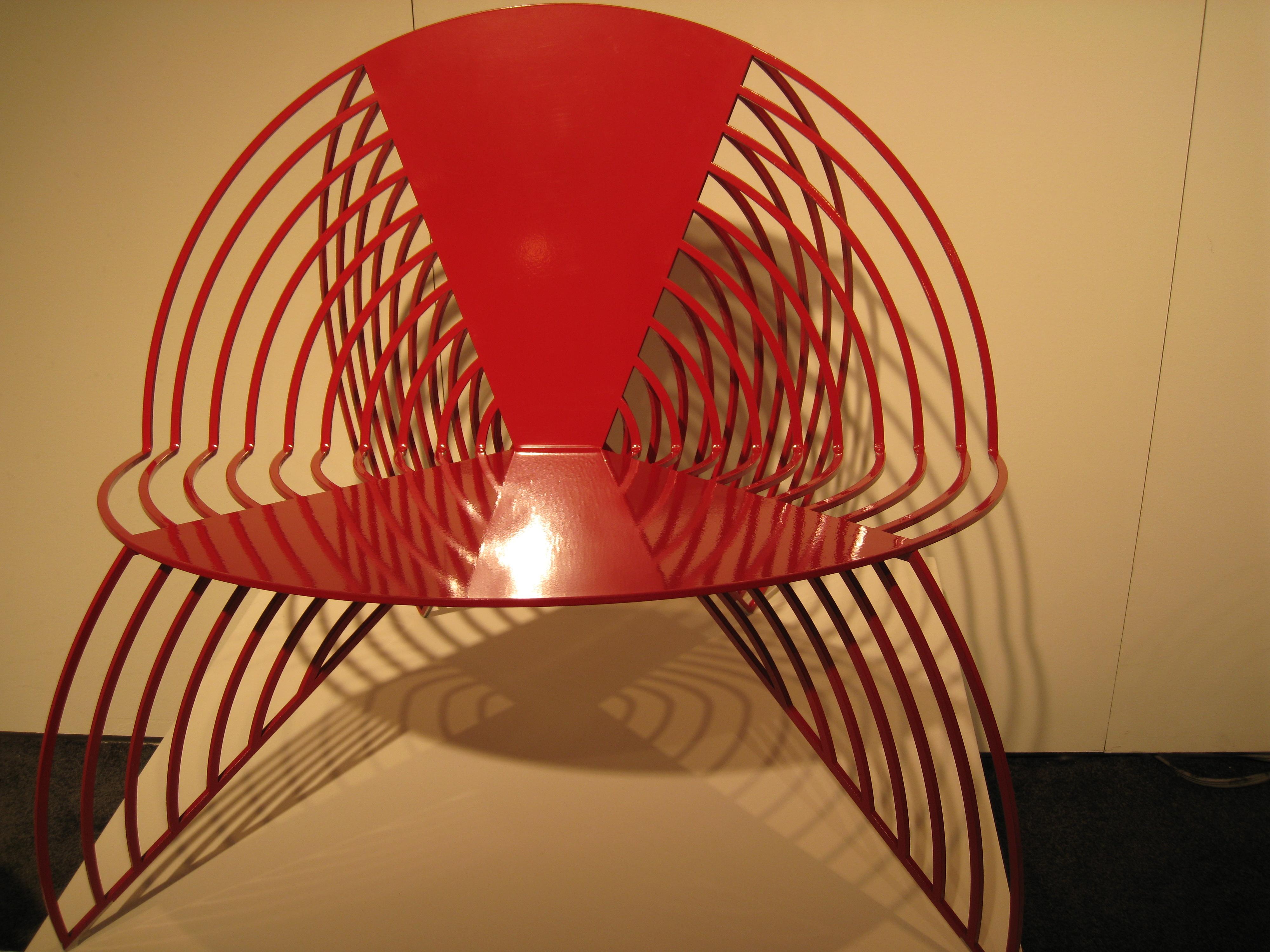 Chaise aux ailes d'acier rouges:: conçue par Laurie Beckerman en 2012 Neuf - En vente à New York, NY