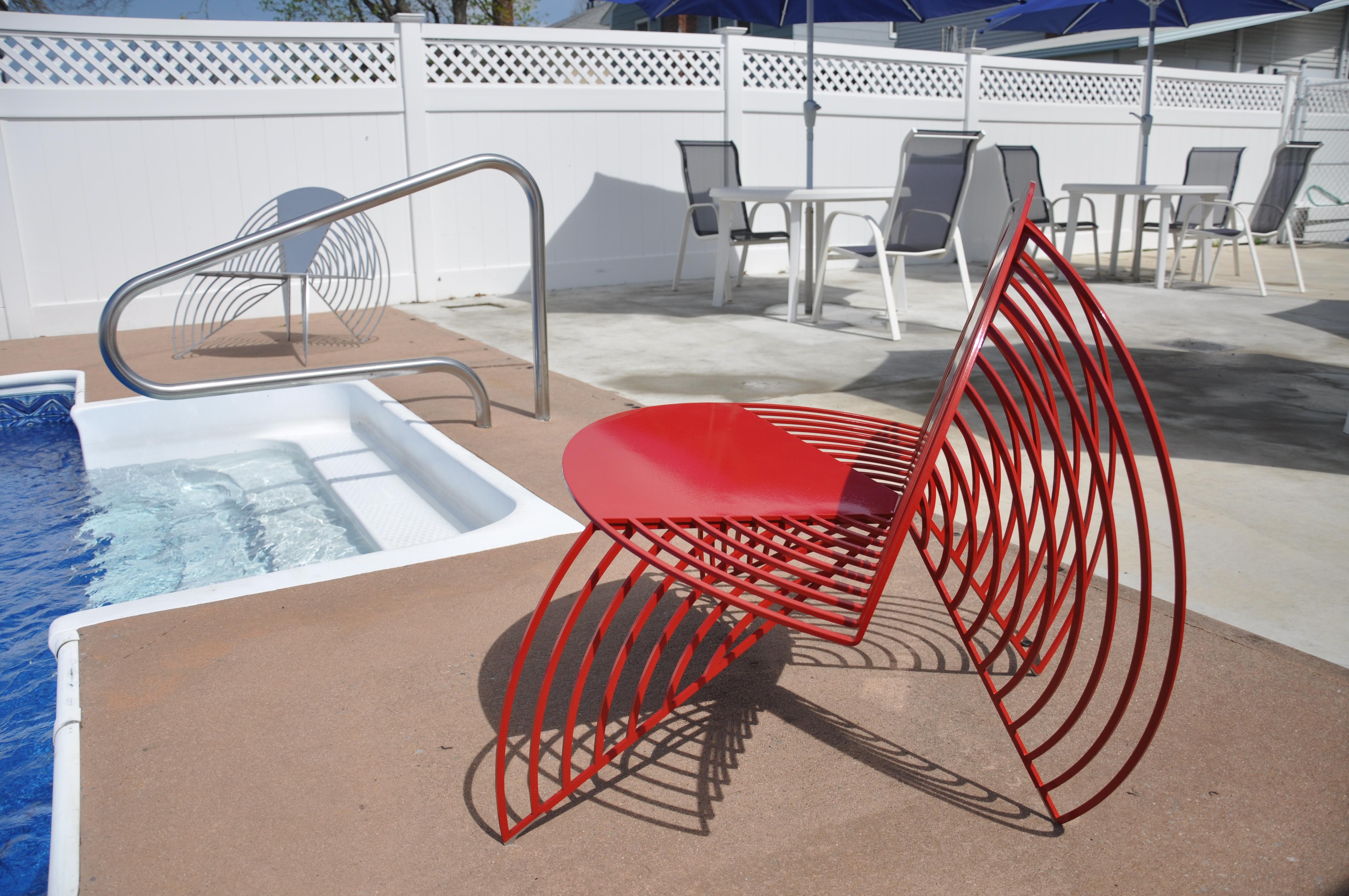 XXIe siècle et contemporain Chaise aux ailes d'acier rouges:: conçue par Laurie Beckerman en 2012 en vente