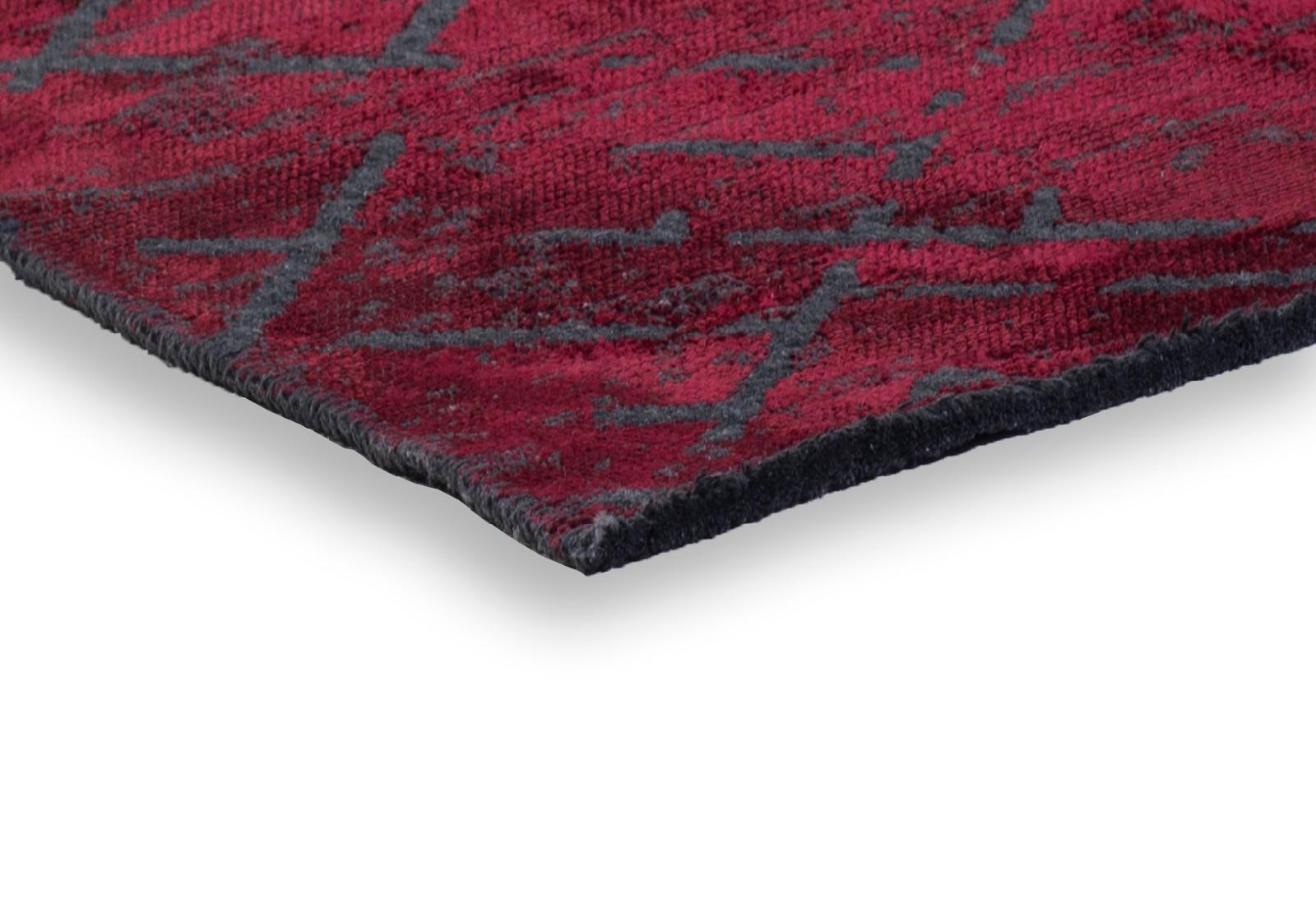Roter und marineblauer Teppich mit zeitgenössischem abstraktem Muster aus weichem Semi-Plüsch in Rot (Türkisch) im Angebot