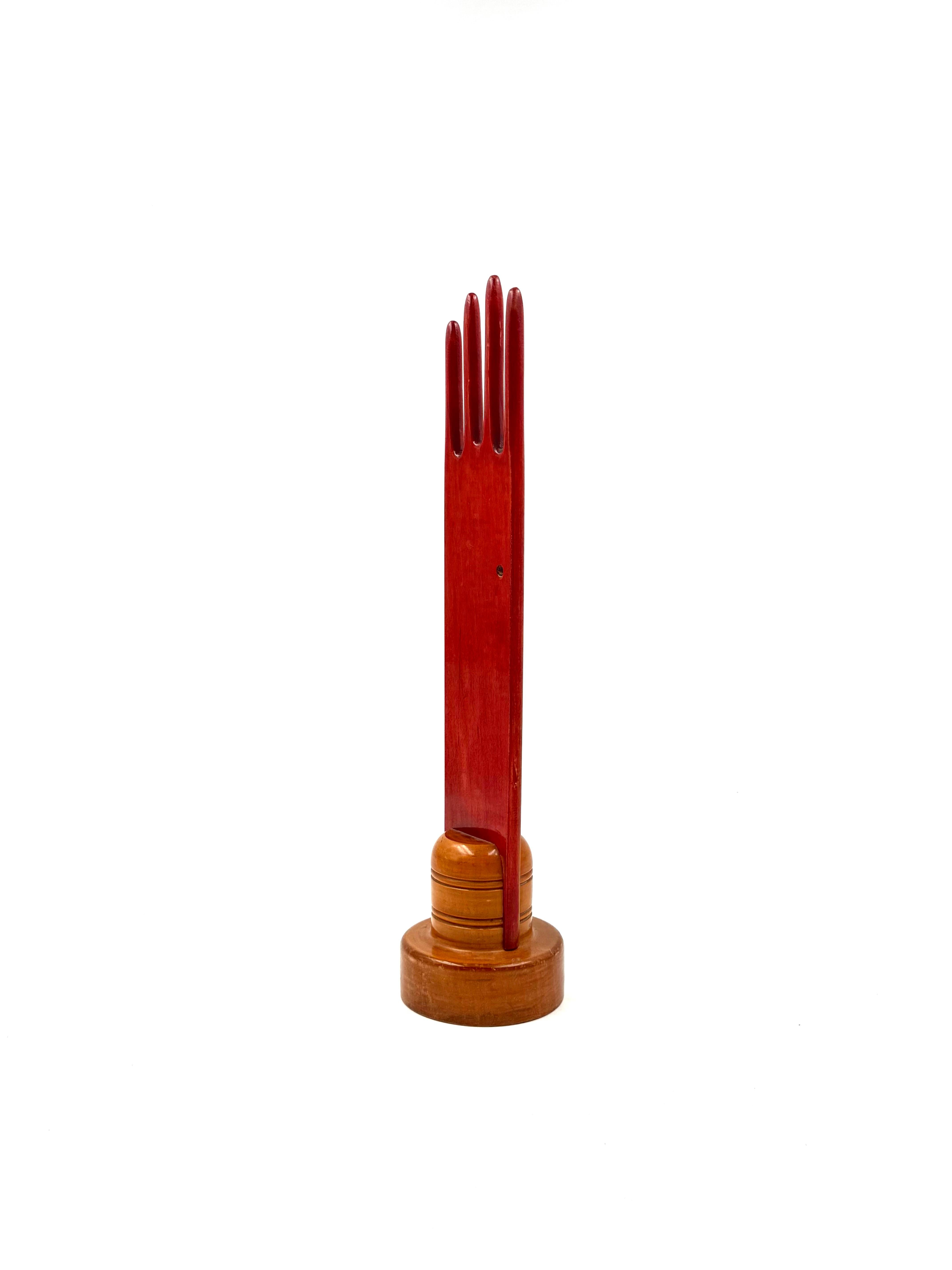 Handschmuckdisplay aus rotem Holz, Frankreich 1960er Jahre im Angebot 5