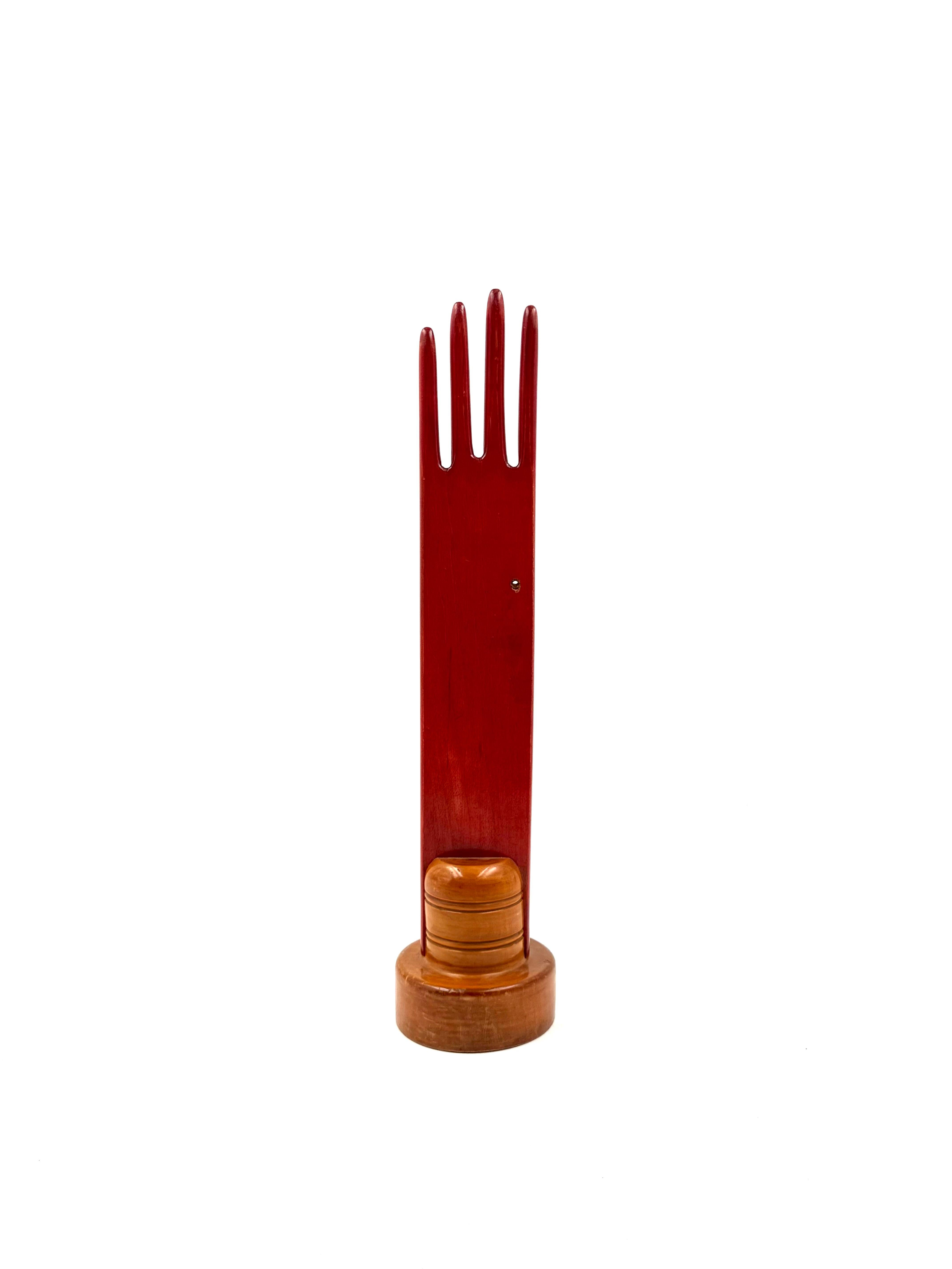 Handschmuckdisplay aus rotem Holz, Frankreich 1960er Jahre im Angebot 6