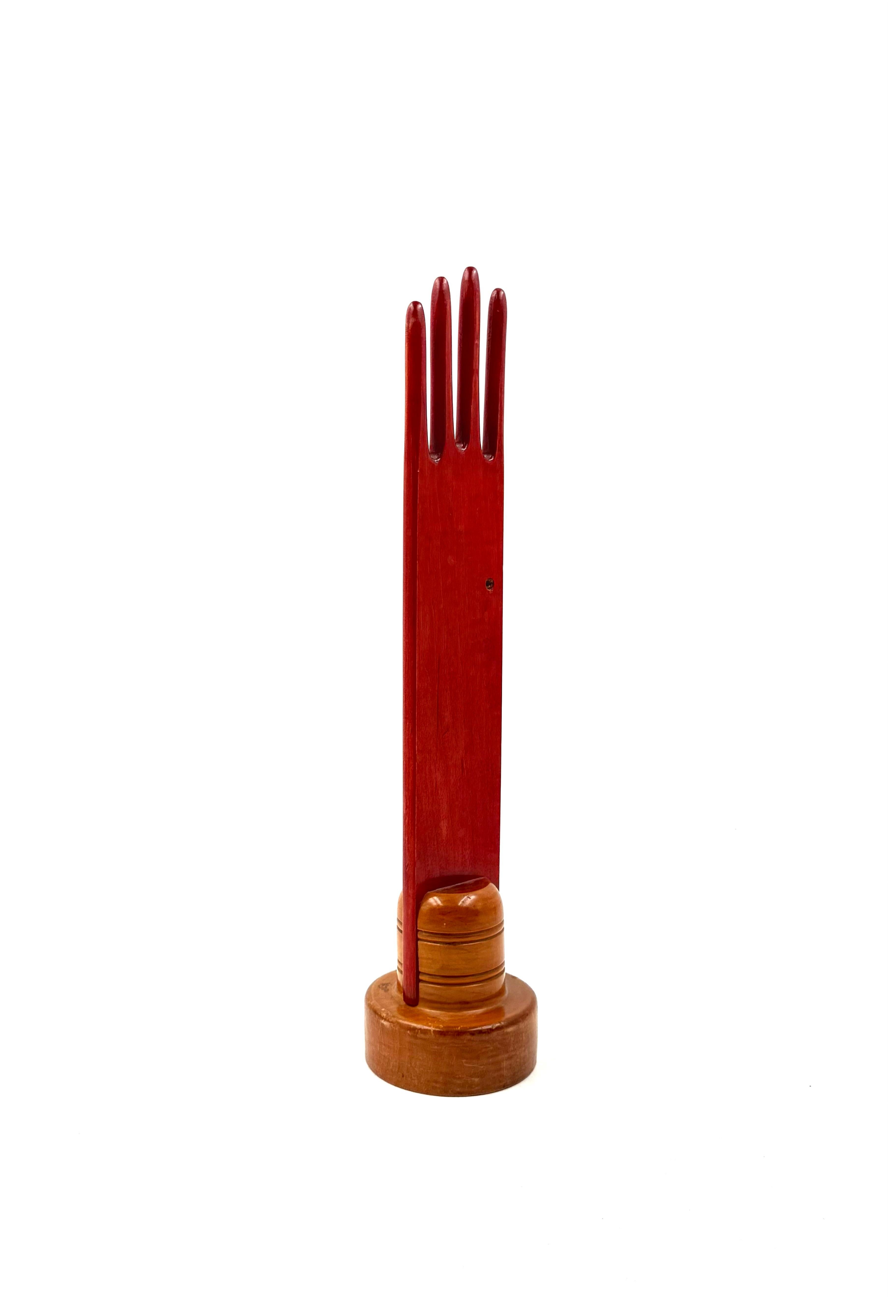 Handschmuckdisplay aus rotem Holz, Frankreich 1960er Jahre im Angebot 7