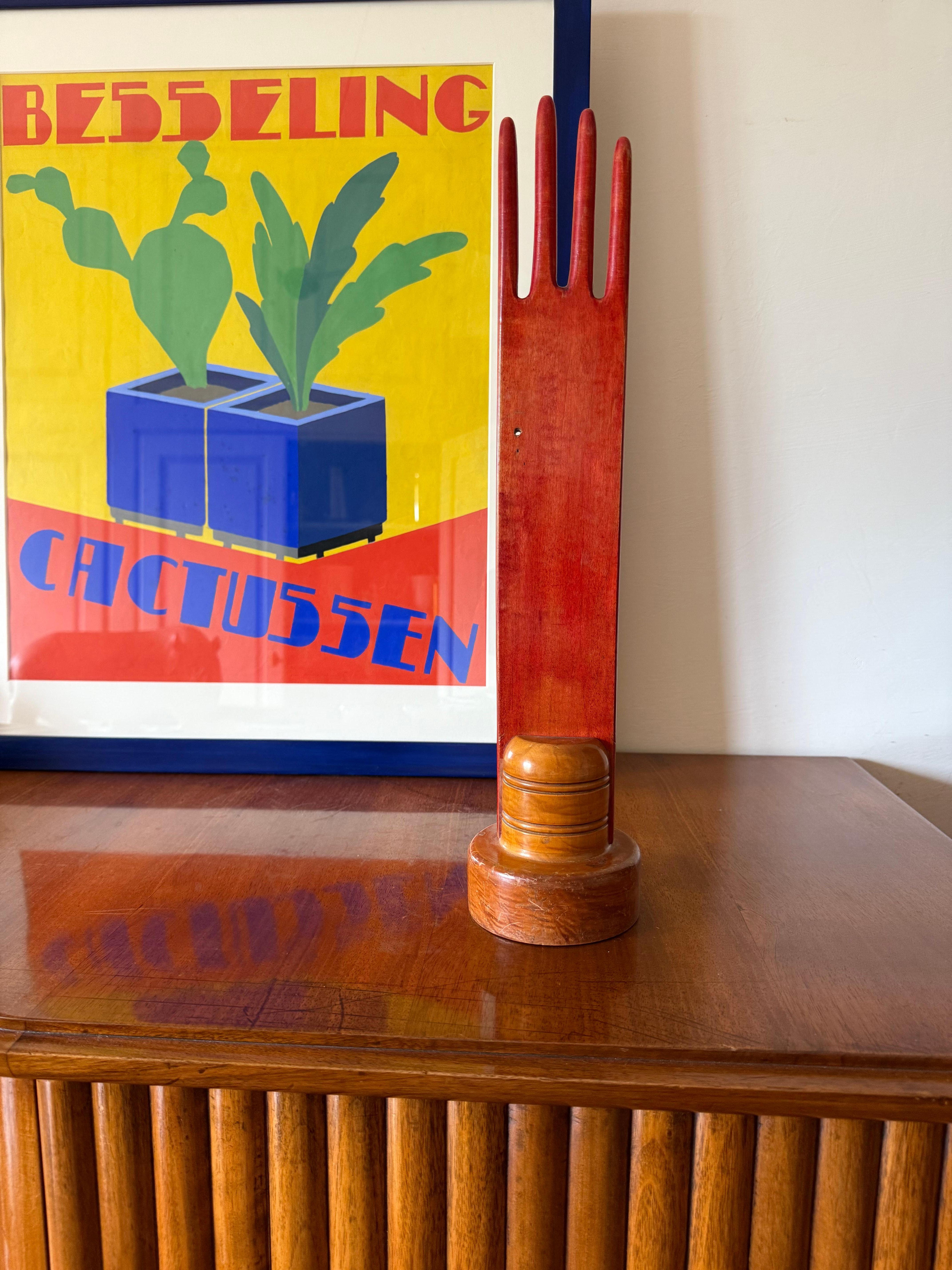 Display für Handschmuck aus rotem Holz

Frankreich 1960er Jahre

H 46 cm - 12 cm Durchmesser. 

Zustand: gut, alters- und gebrauchsgemäß. Fehlende Teile.