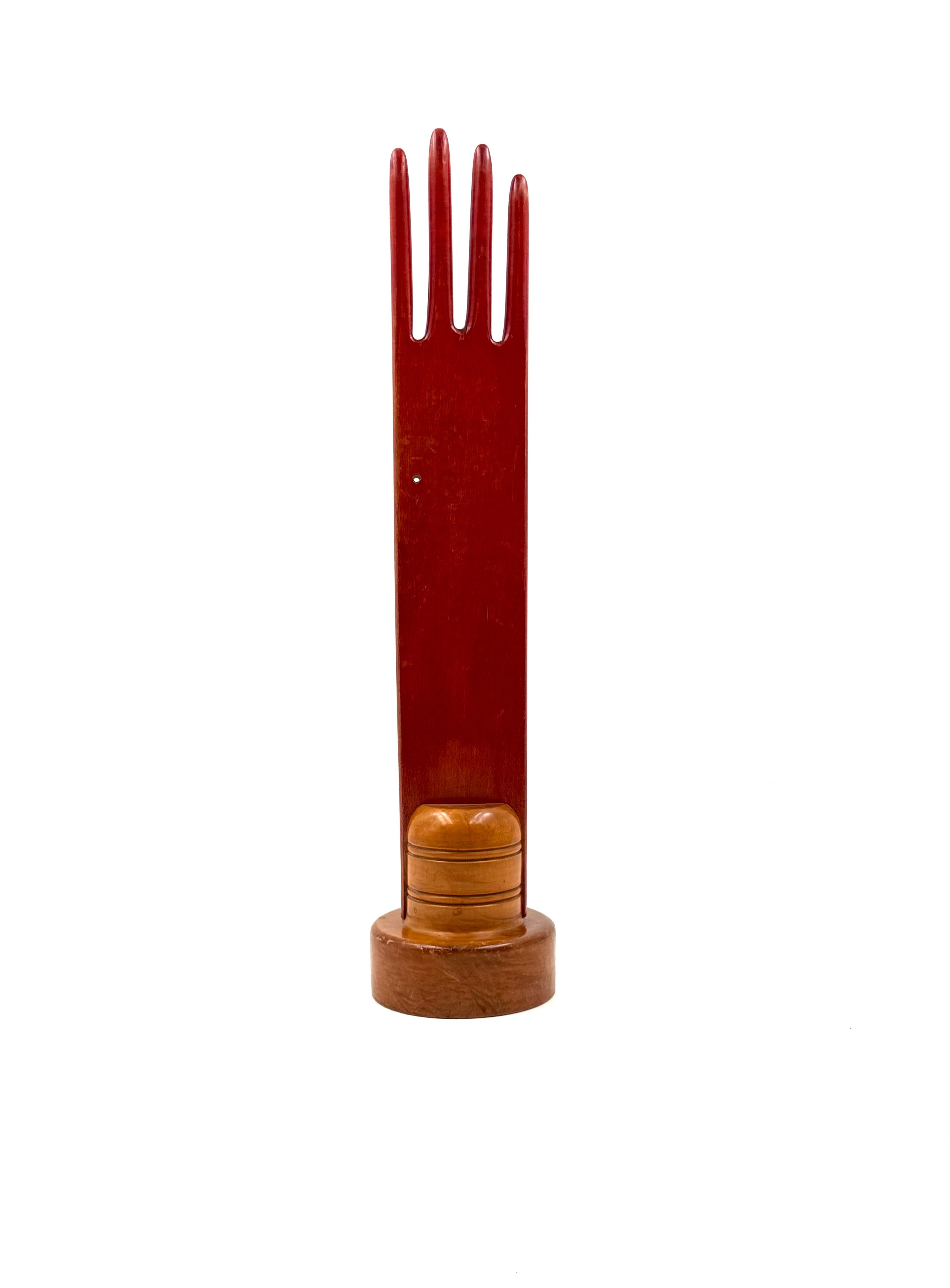 Handschmuckdisplay aus rotem Holz, Frankreich 1960er Jahre im Zustand „Gut“ im Angebot in Firenze, IT