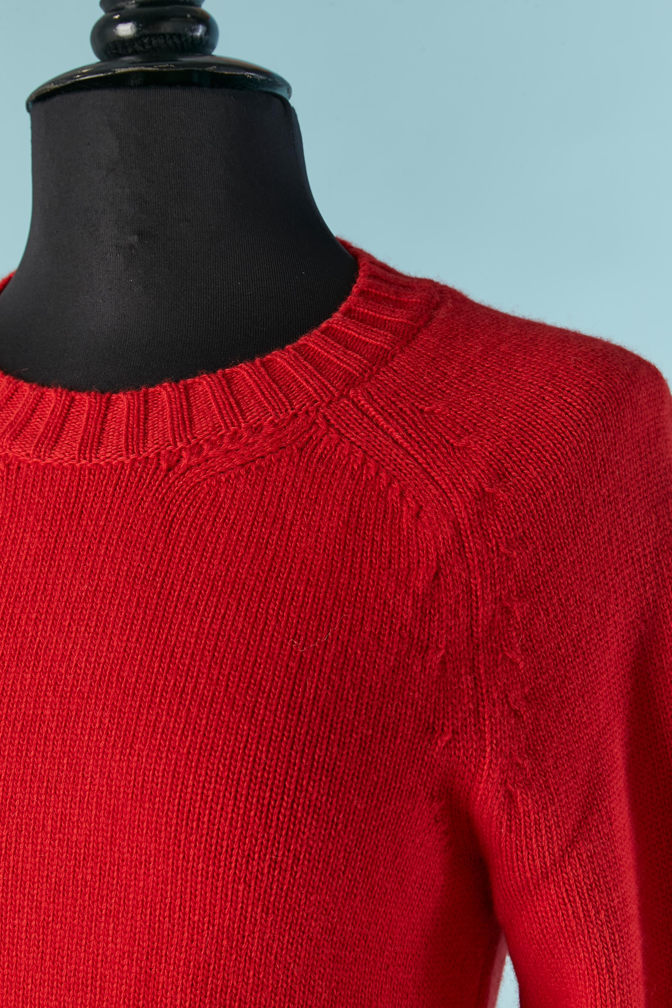 Red wool and cashmere sweater. Knit composition: 70% wool, 30% cashmere.
Split and gros grain strap on the left side with silver metal buckle.
SIZE 42 (It) 38 (Fr) M 