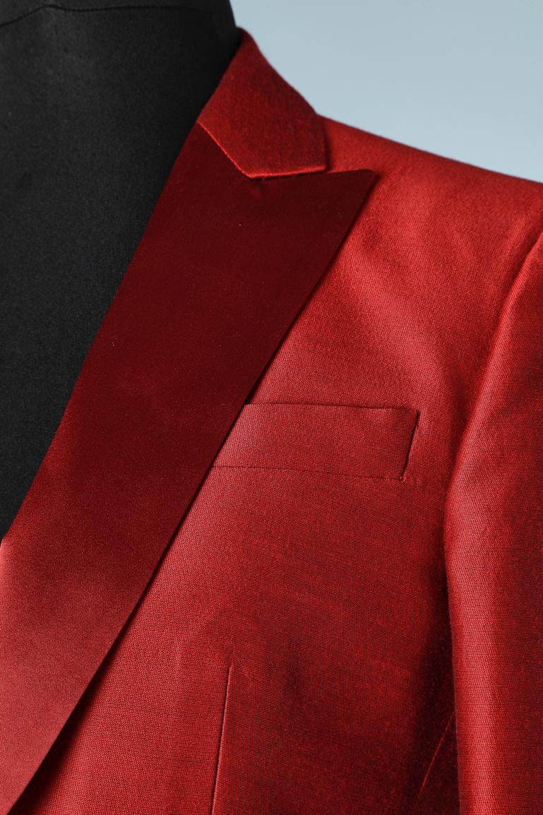 Red wool and satin single-breasted tuxedo. Fabric composition: 83% wool, 17% silk .Button covered with fabric. 3 inside pocket.
Lining inside the jacket: 100% white cotton 
Lining with stripe inside the sleeves: 100% polyester 
Size 40 (It) 36(Fr) 6