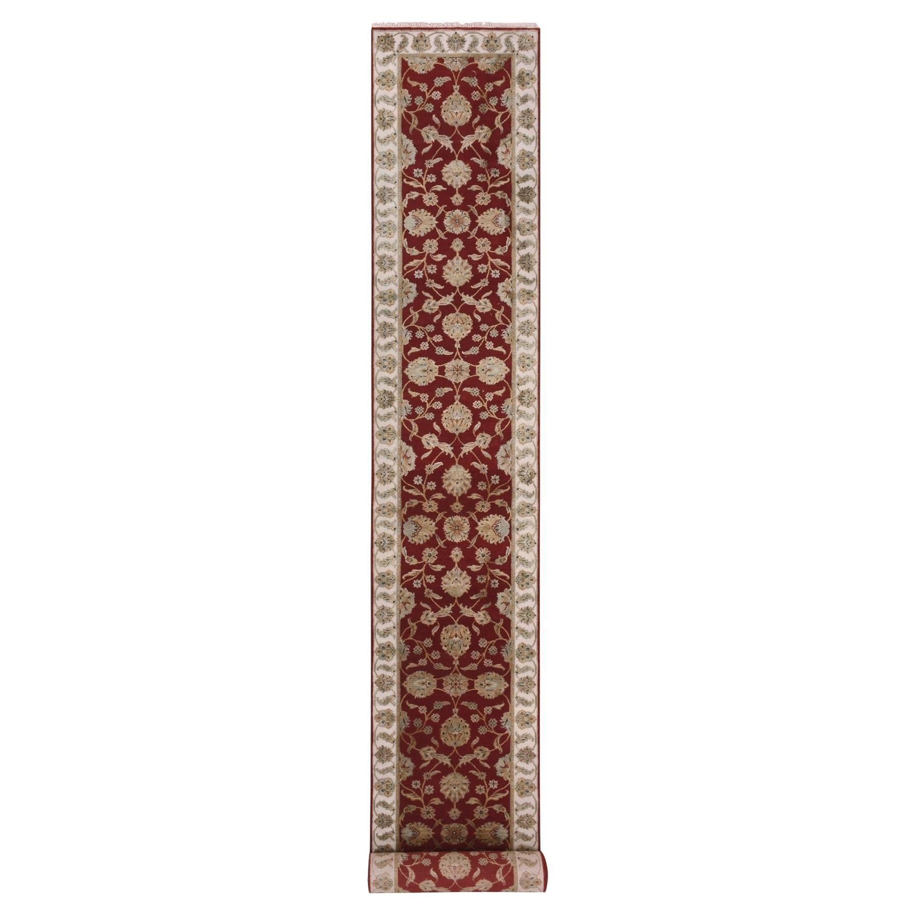 Tappeto Runner XL rosso in lana e seta annodato a mano con disegno di foglie del Rajasthan 2'8" x 21'0"