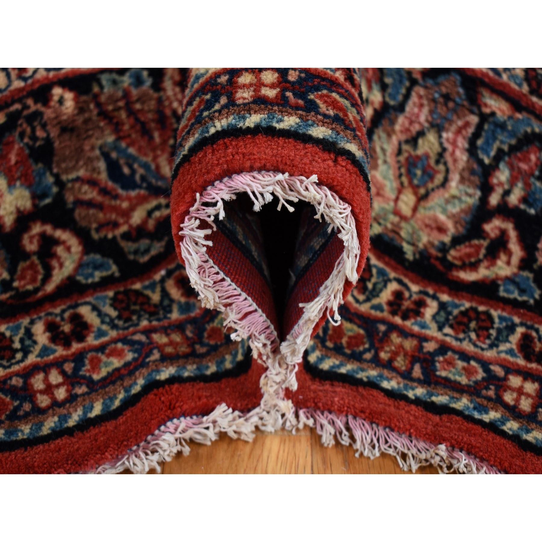 Antiker persischer Sarouk-Teppich aus roter, reiner, weicher und dicker Wolle, handgeknüpft im Zustand „Gut“ im Angebot in Carlstadt, NJ