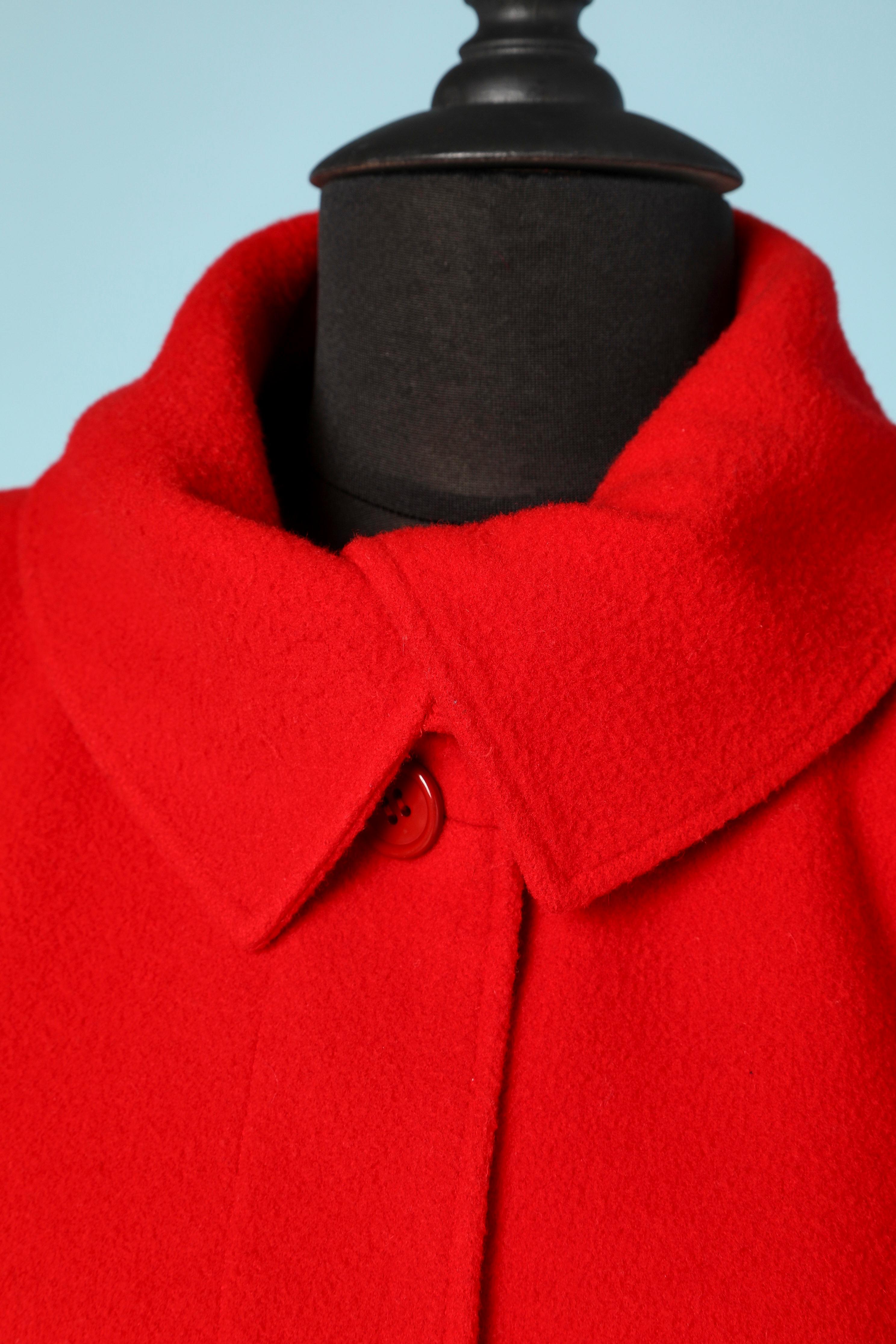 Red wool coat with belt. Acetate and rayon lining. 
SIZE 42 (fR) 12 (US) L 