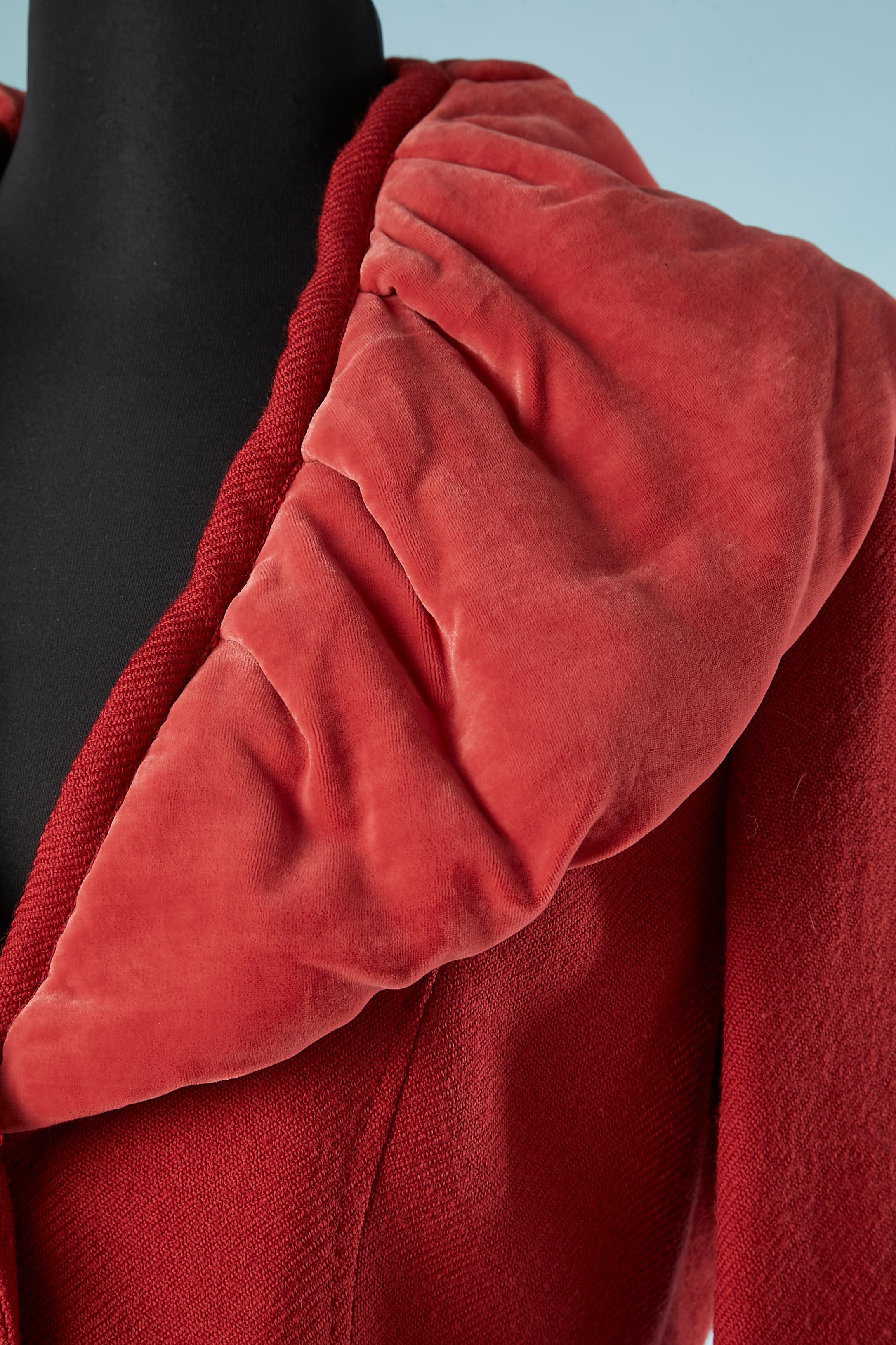 Red wool coat with removable velvet collar. Jacquard lining: 53% rayon, 47% acetate 
SIZE 42 (L) 