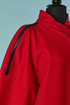 Bata de lana roja con detalles de cuero negro COURREGES