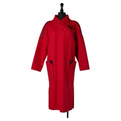 Bata de lana roja con detalles de cuero negro COURREGES
