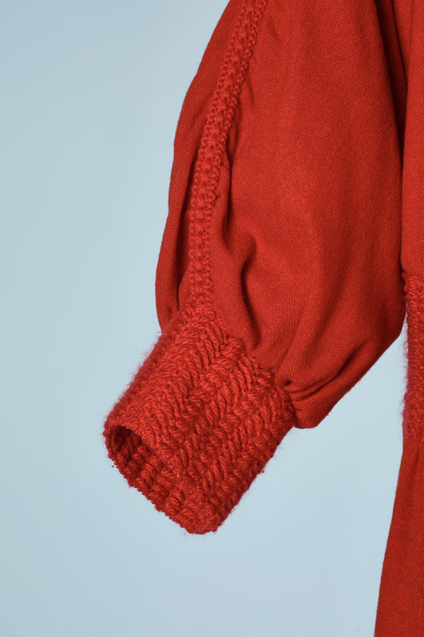 Robe en laine rouge avec détails en tricot Style russe