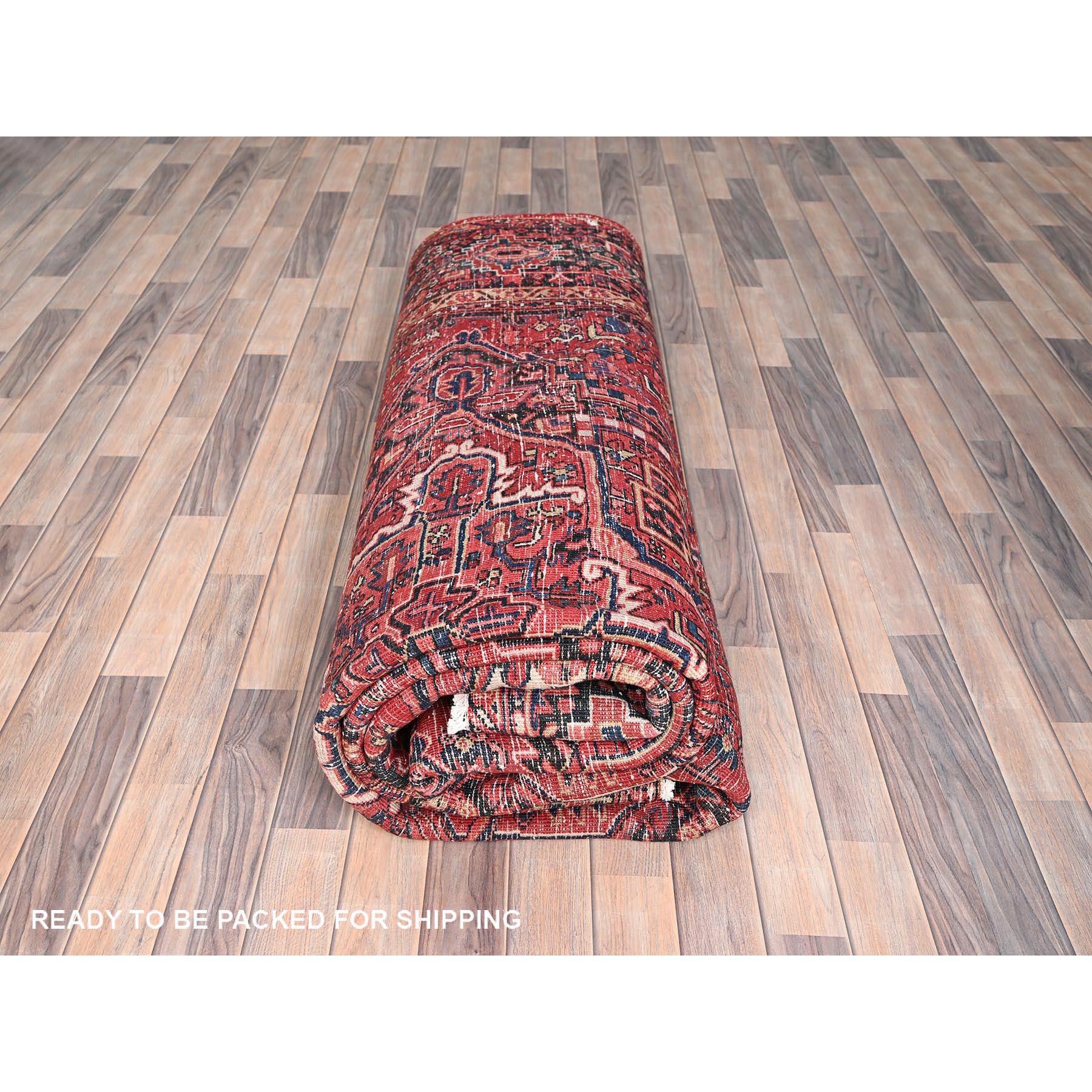 Tapis de style bohème vintage Heriz en laine rouge nouée à la main, à l'aspect vieilli en vente 2
