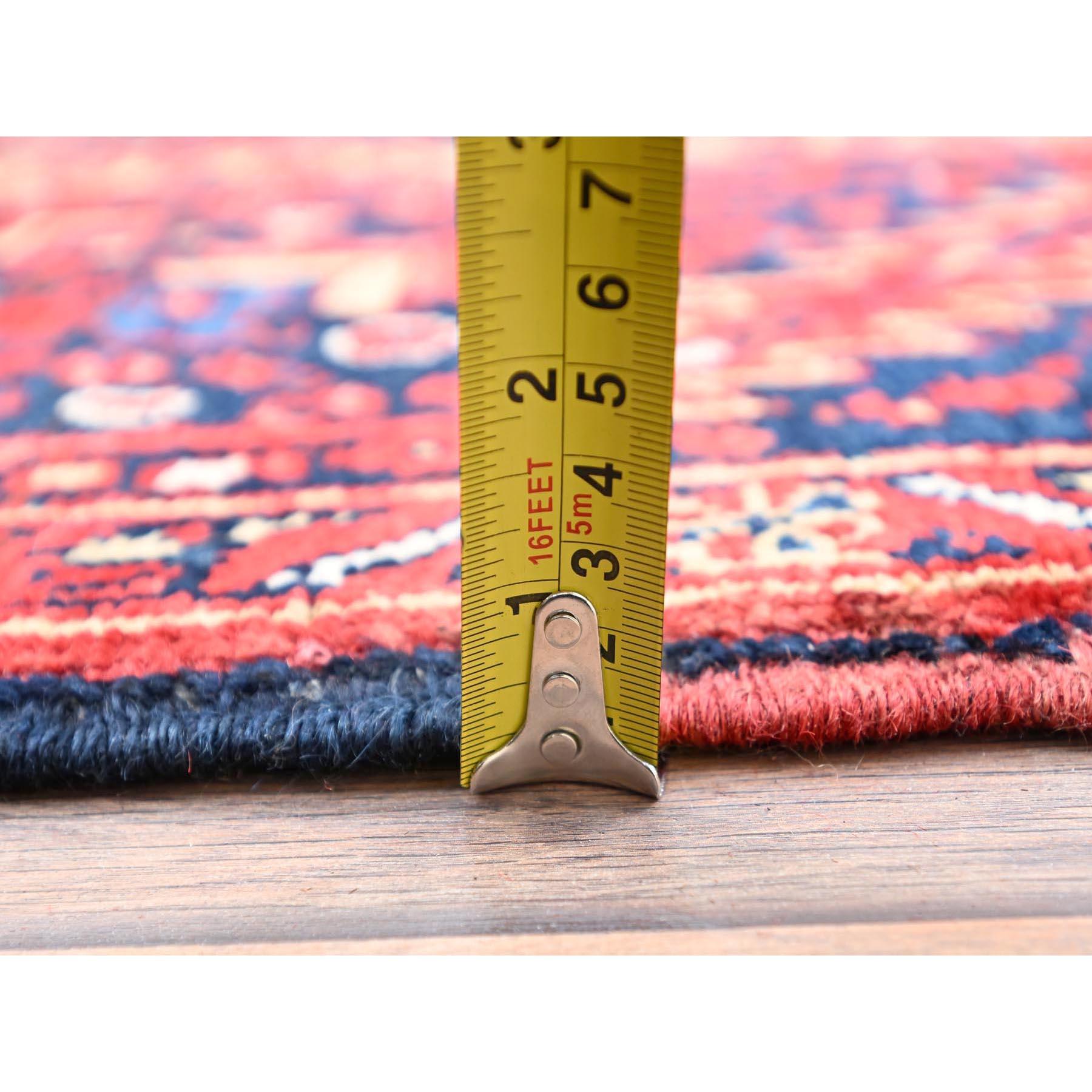 Tapis de style bohème vintage Heriz en laine rouge nouée à la main, à l'aspect vieilli en vente 3