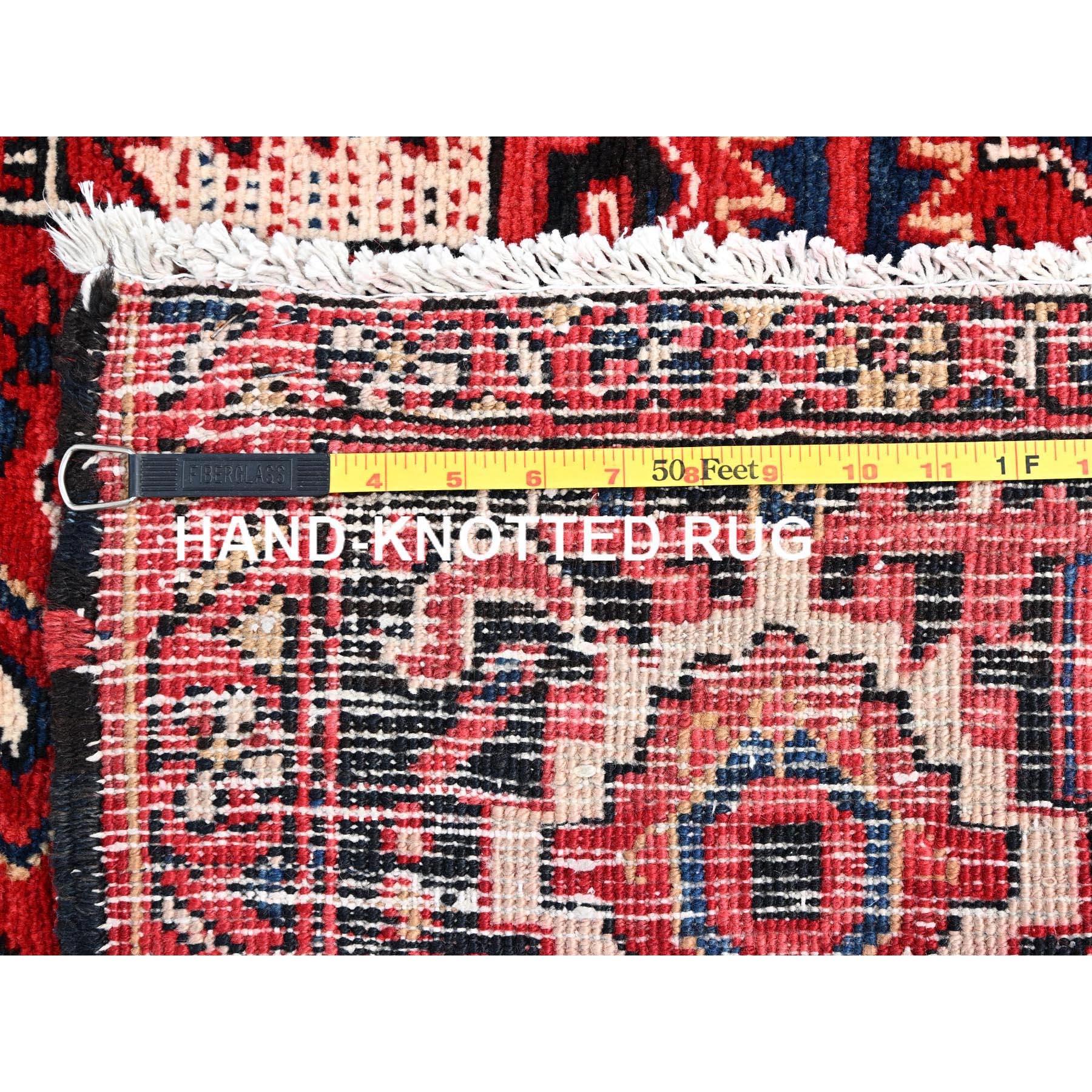 Tapis de style bohème vintage Heriz en laine rouge nouée à la main, à l'aspect vieilli en vente 4