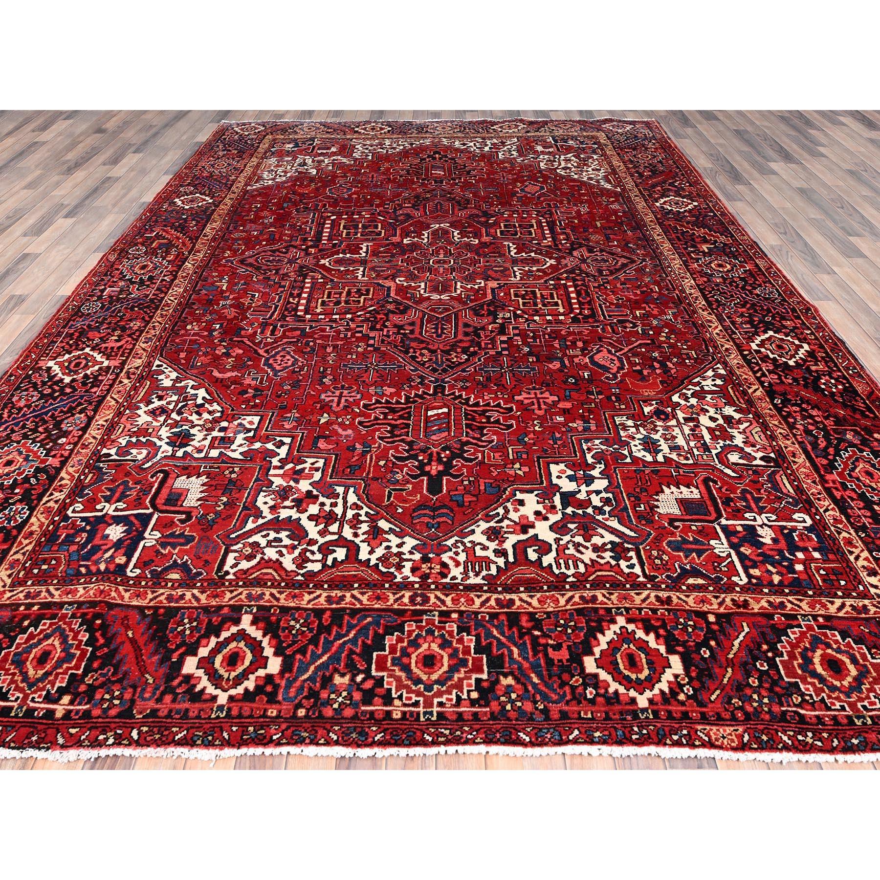 Bohème Tapis de style bohème vintage Heriz en laine rouge nouée à la main, à l'aspect vieilli en vente