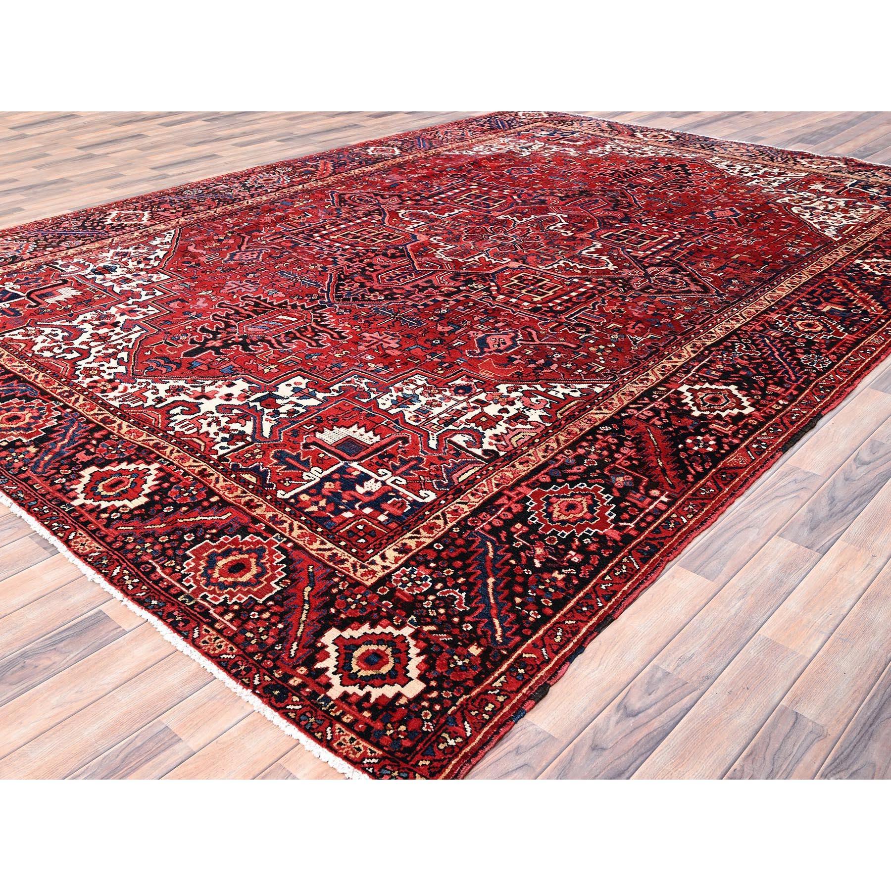 Perse Tapis de style bohème vintage Heriz en laine rouge nouée à la main, à l'aspect vieilli en vente