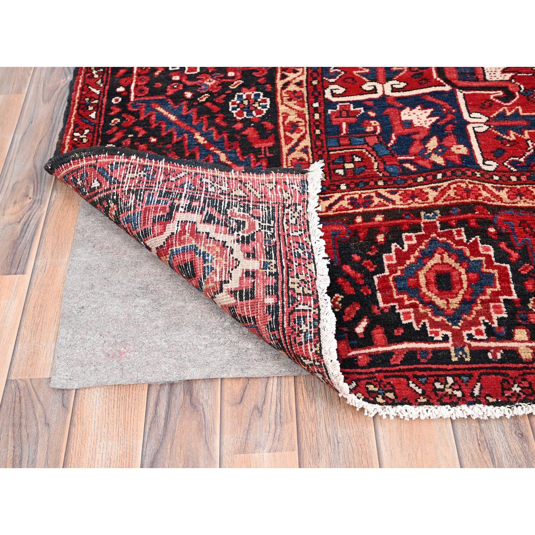 Noué à la main Tapis de style bohème vintage Heriz en laine rouge nouée à la main, à l'aspect vieilli en vente