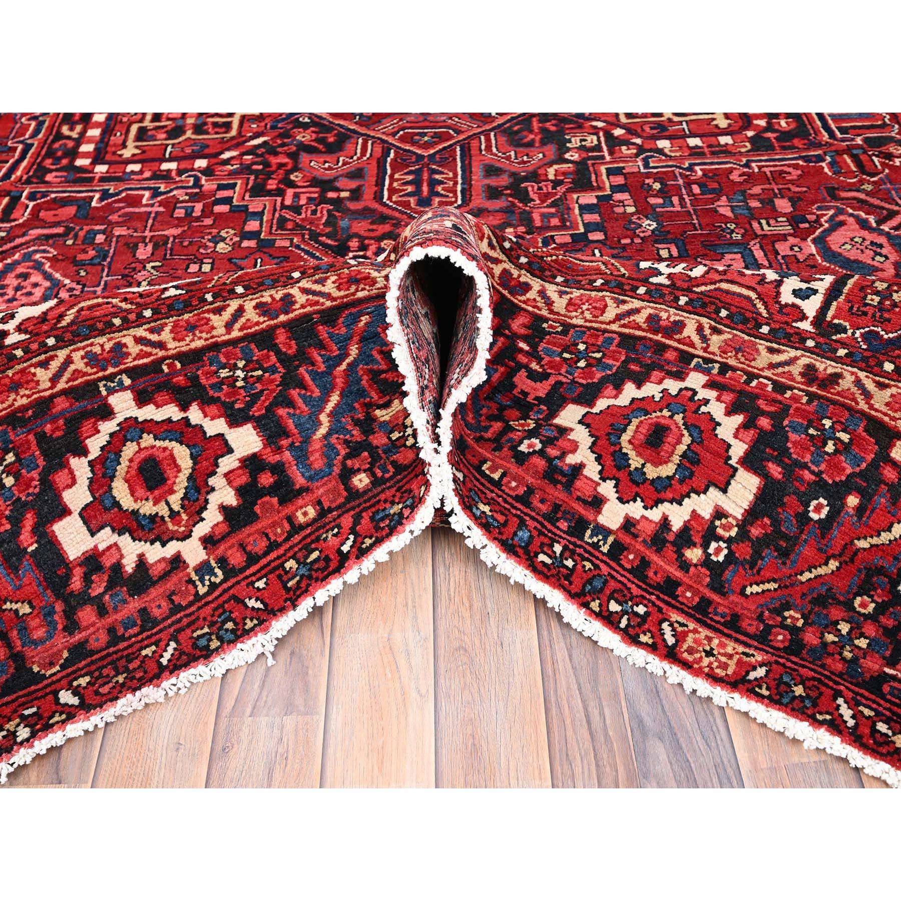 Tapis de style bohème vintage Heriz en laine rouge nouée à la main, à l'aspect vieilli Bon état - En vente à Carlstadt, NJ