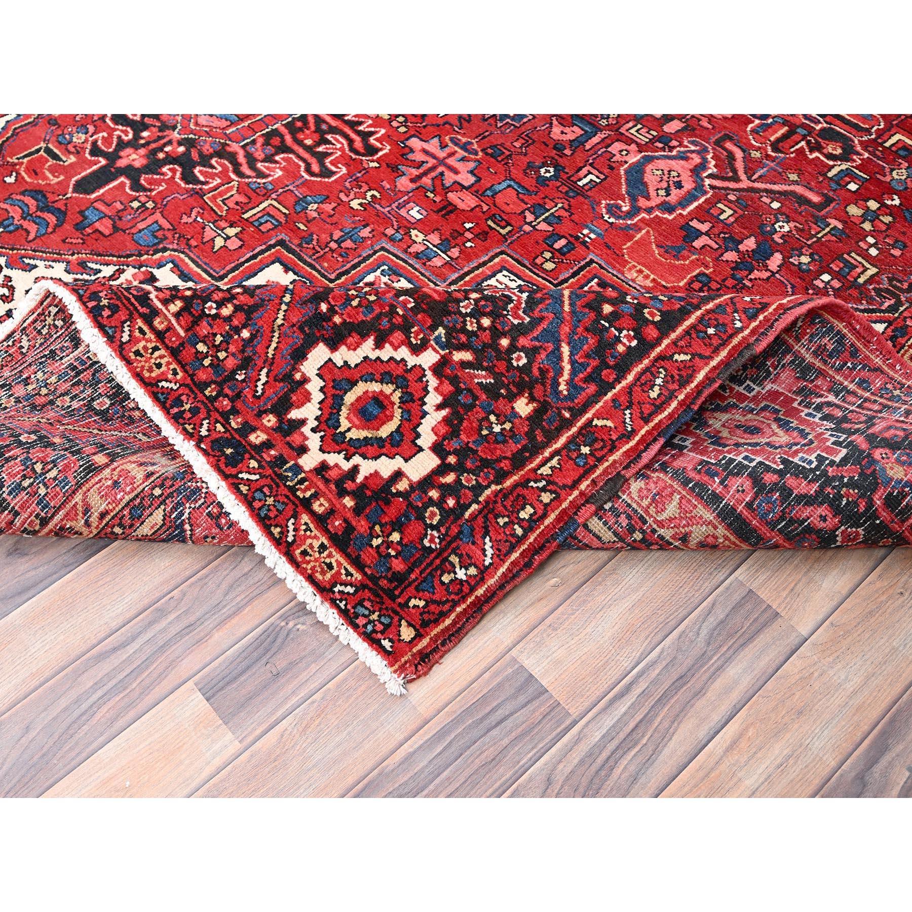 Milieu du XXe siècle Tapis de style bohème vintage Heriz en laine rouge nouée à la main, à l'aspect vieilli en vente