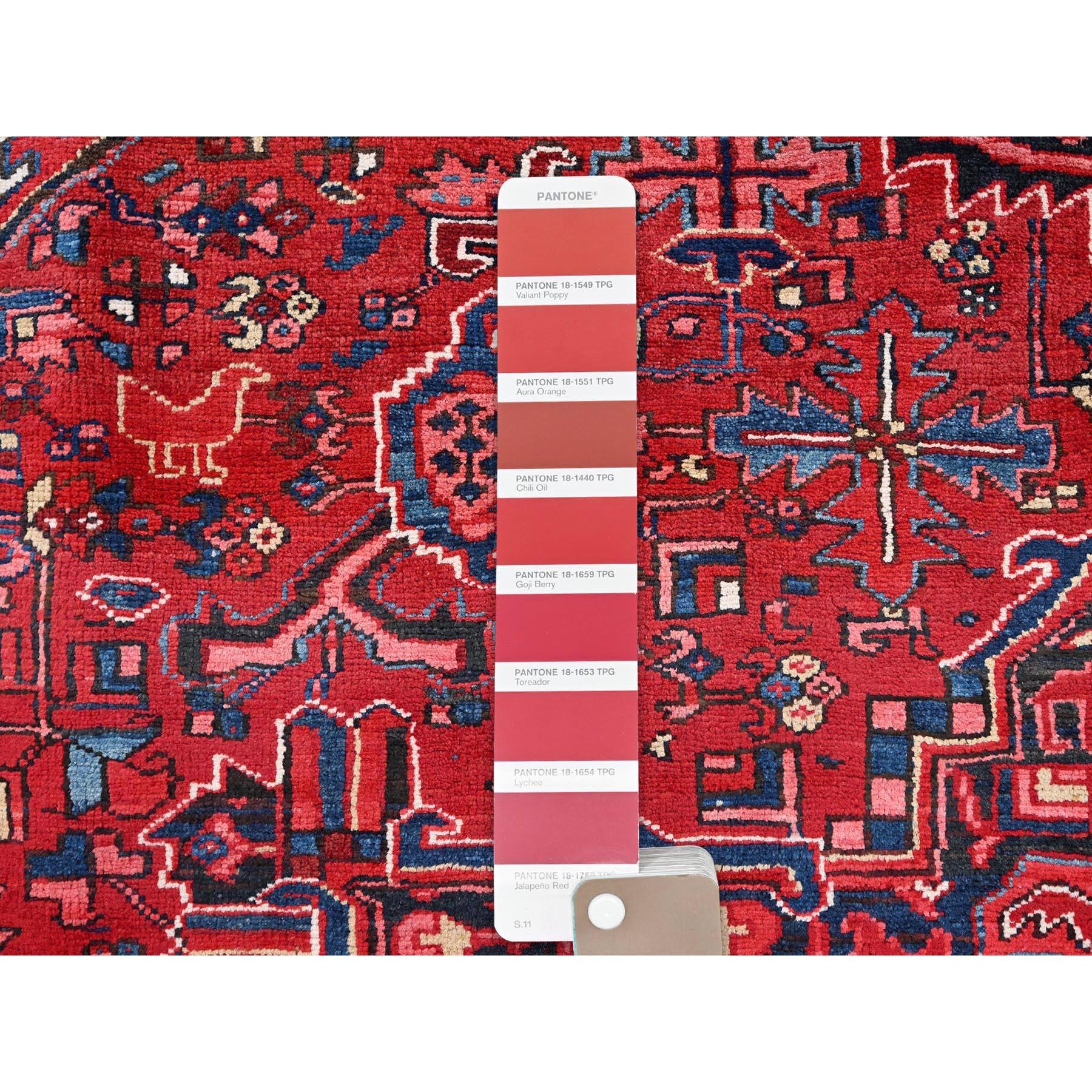 Laine Tapis de style bohème vintage Heriz en laine rouge nouée à la main, à l'aspect vieilli en vente