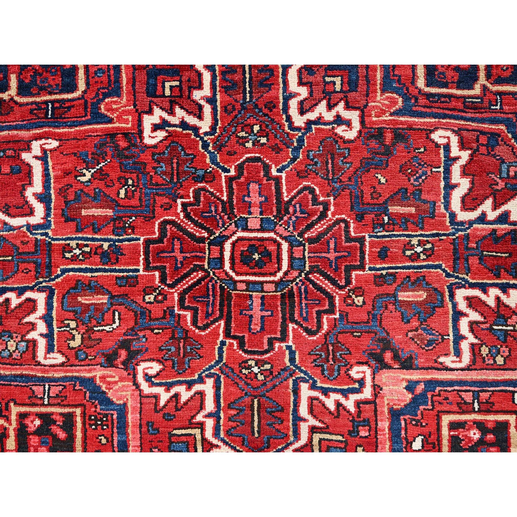 Tapis de style bohème vintage Heriz en laine rouge nouée à la main, à l'aspect vieilli en vente 1