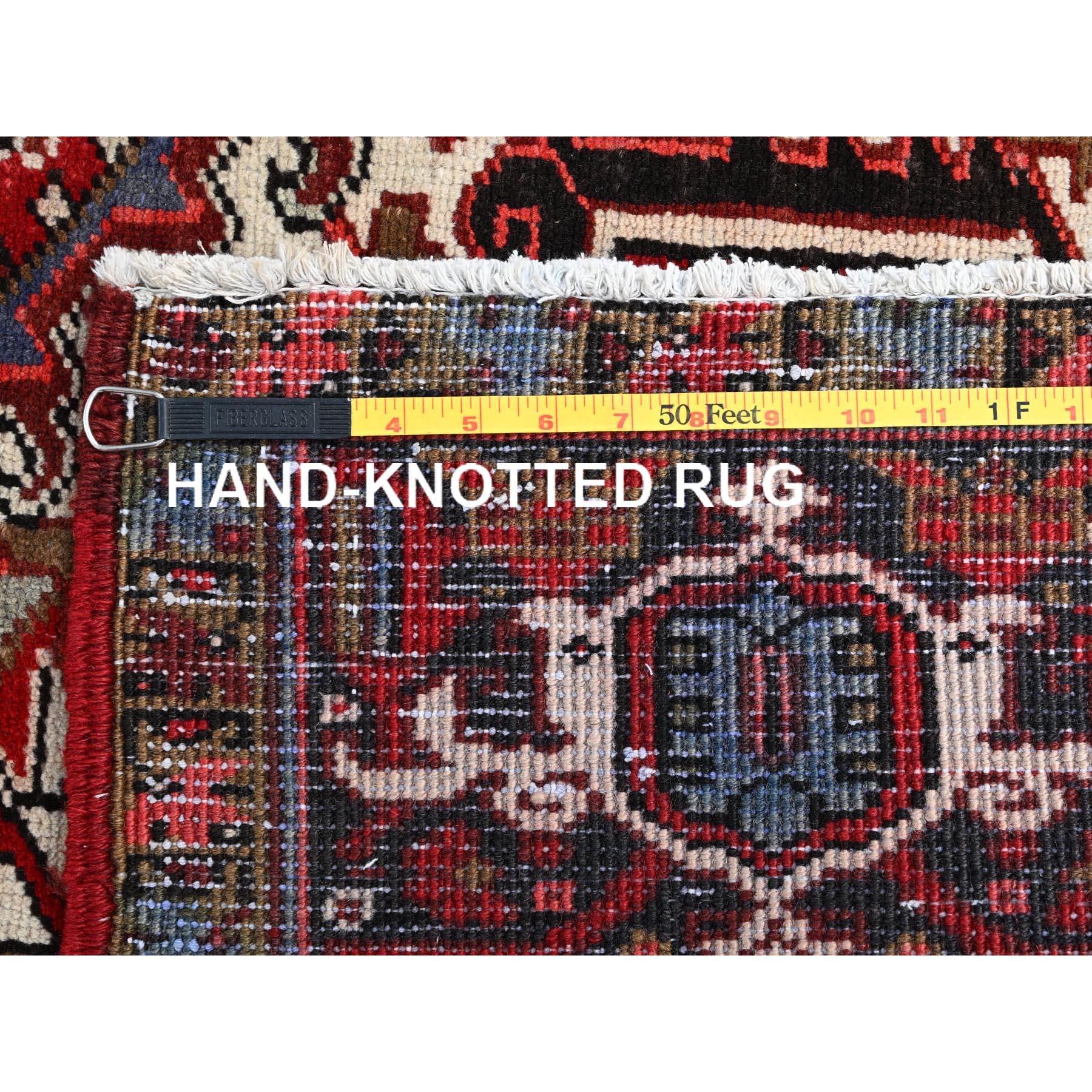 Handgeknüpfter, rustikaler Vintage-Teppich aus roter Wolle mit böhmischem, persischem Heriz im Angebot 6