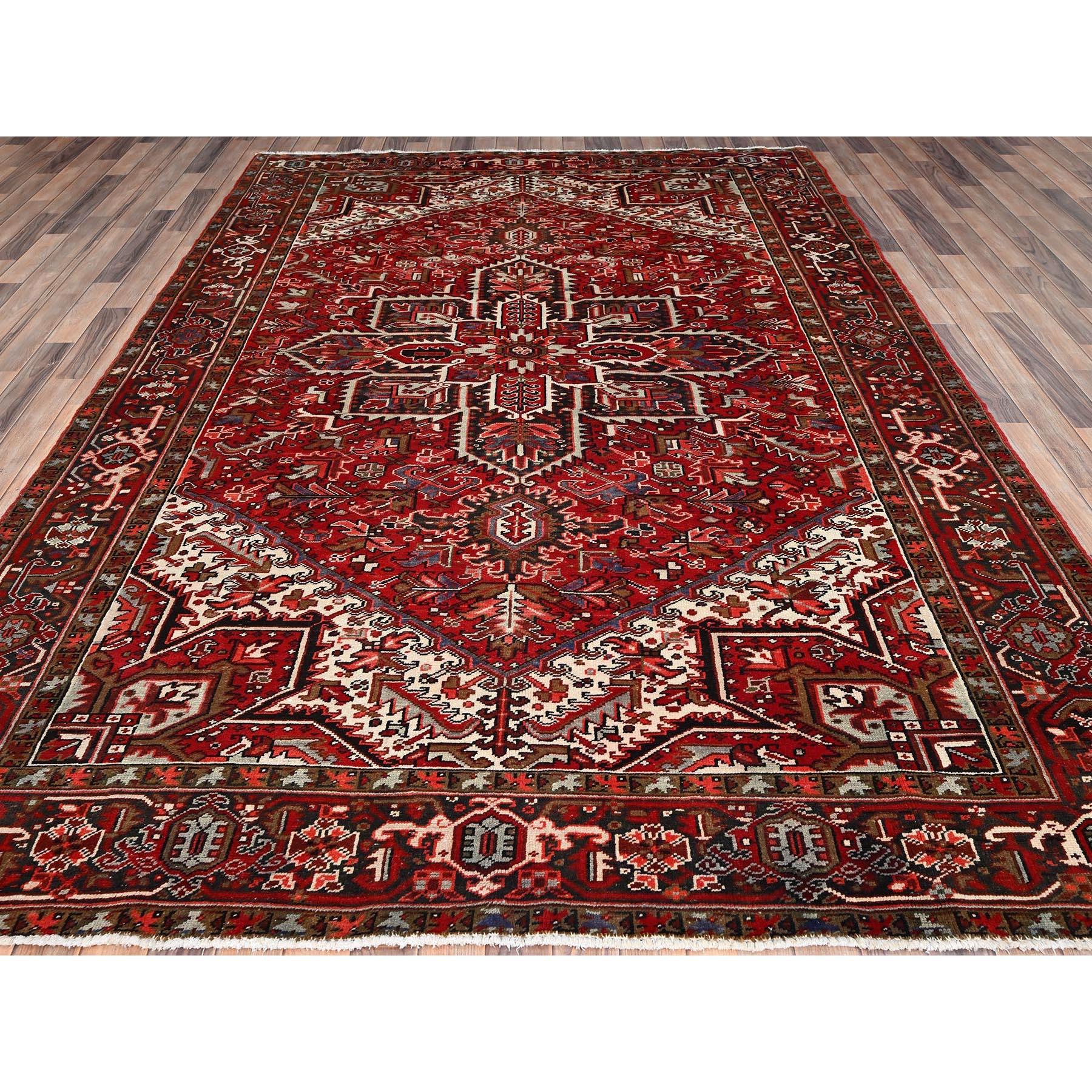 Bohème Tapis Heriz en laine rouge de style bohème vintage, noué à la main, à l'aspect rustique en vente