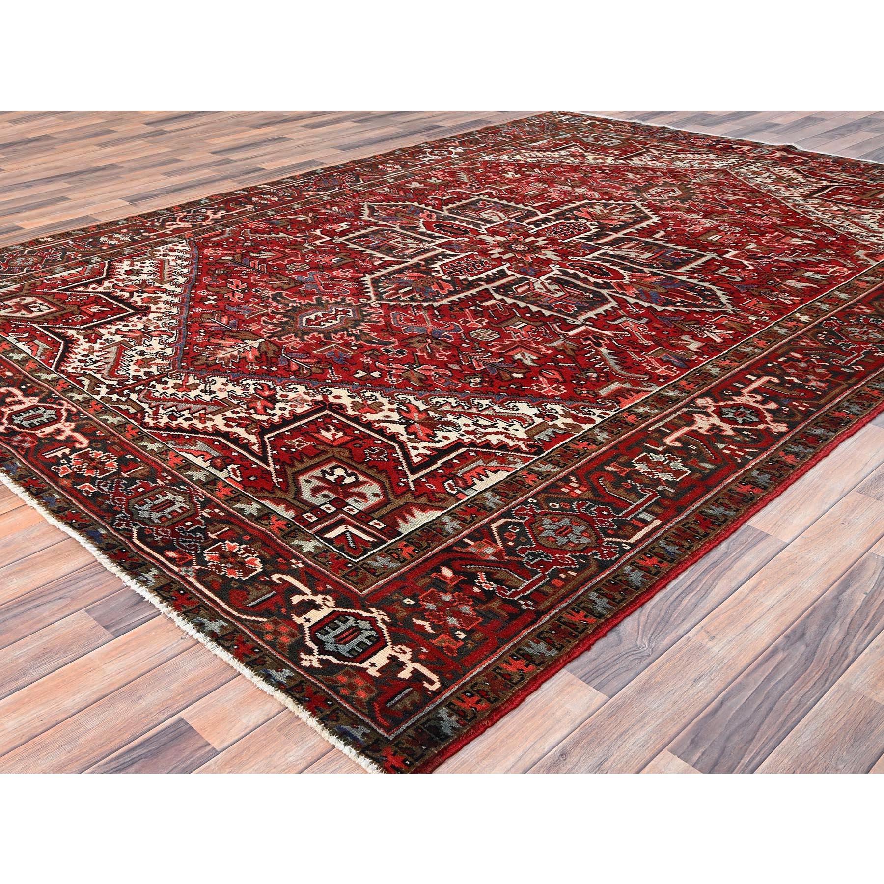 Perse Tapis Heriz en laine rouge de style bohème vintage, noué à la main, à l'aspect rustique en vente