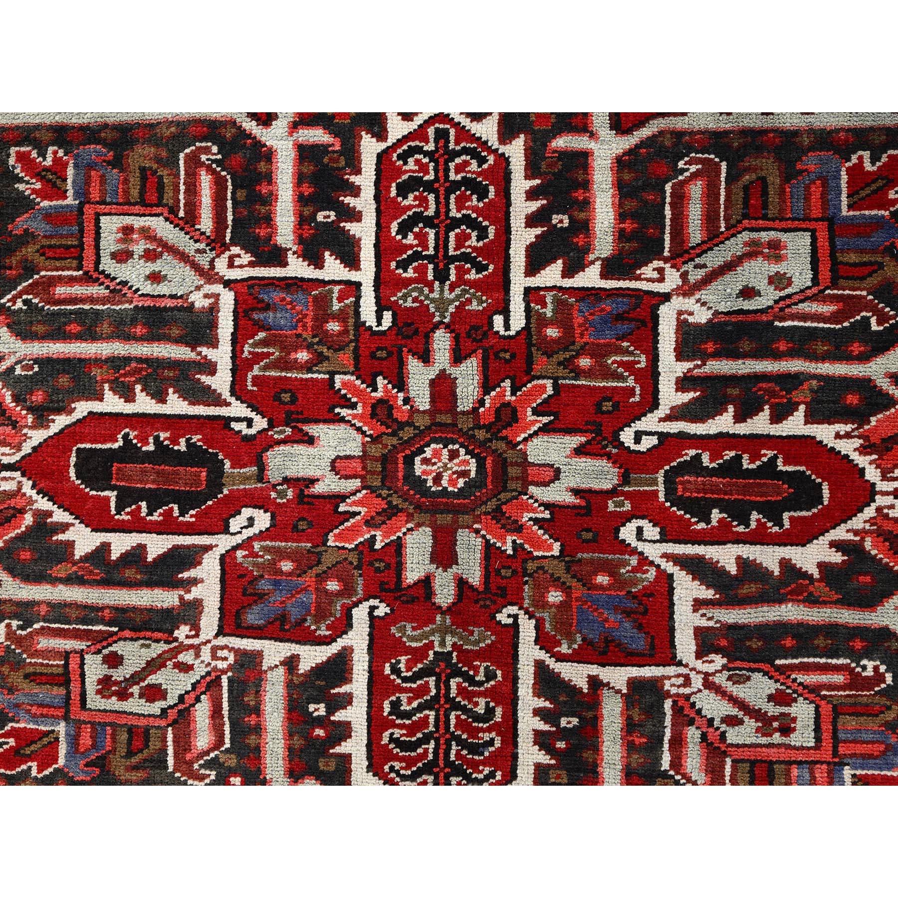 Tapis Heriz en laine rouge de style bohème vintage, noué à la main, à l'aspect rustique en vente 1