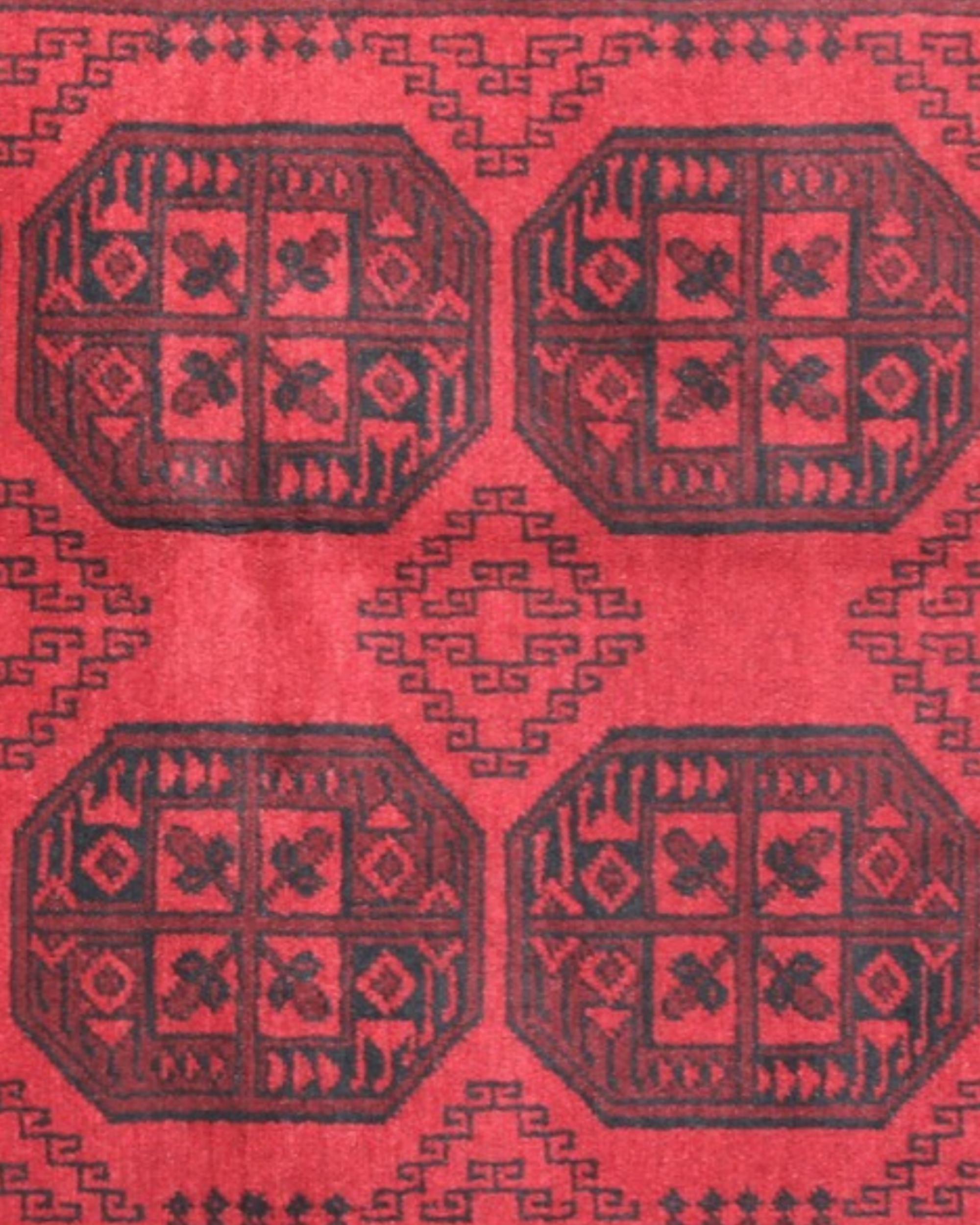 Setzen Sie mit diesem handgefertigten afghanisch-turkmenischen Teppich aus roter Wolle, der Stammeskultur und moderne Handwerkskunst auf beeindruckende Weise miteinander verbindet, ein mutiges Statement. Dieser große geometrische Teppich ist aus