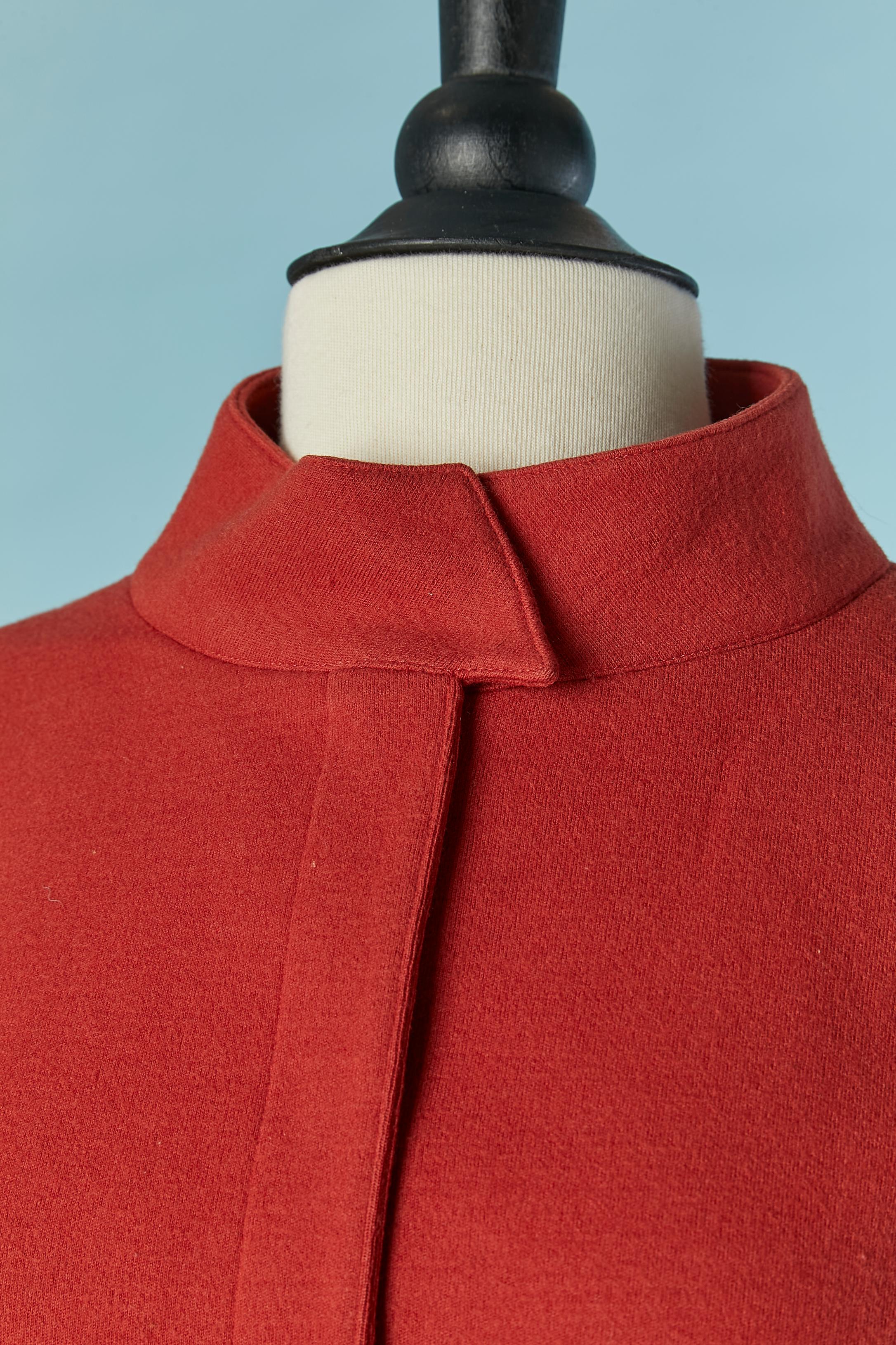 Gonna-suit in jersey di lana rossa. Fodera in rayon o acetato. Chiusura a scatto nascosta sulla parte centrale del davanti. 
TAGLIA DELLA GIACCA: 38 (Fr.) M.
TAGLIA DELLA GONNA : 36 (Fr) S 