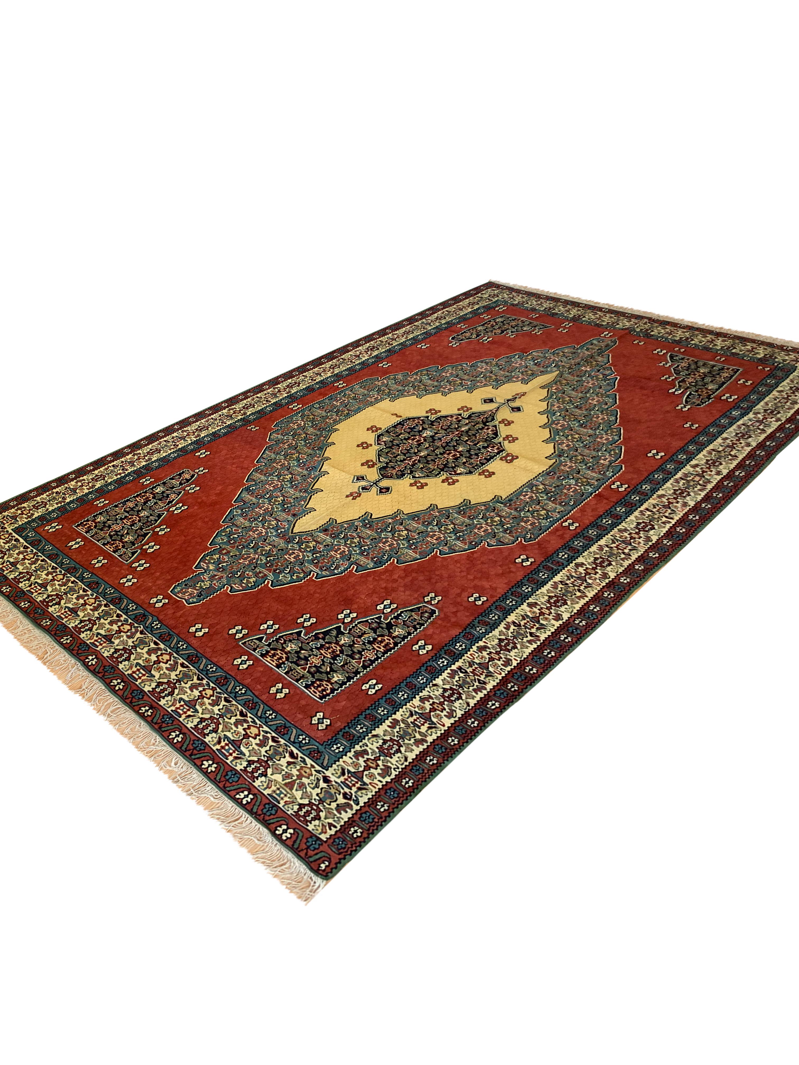 Handgewebter flach gewebter orientalischer Teppich aus roter Wolle, Kurdischer Kelim (Stammeskunst) im Angebot