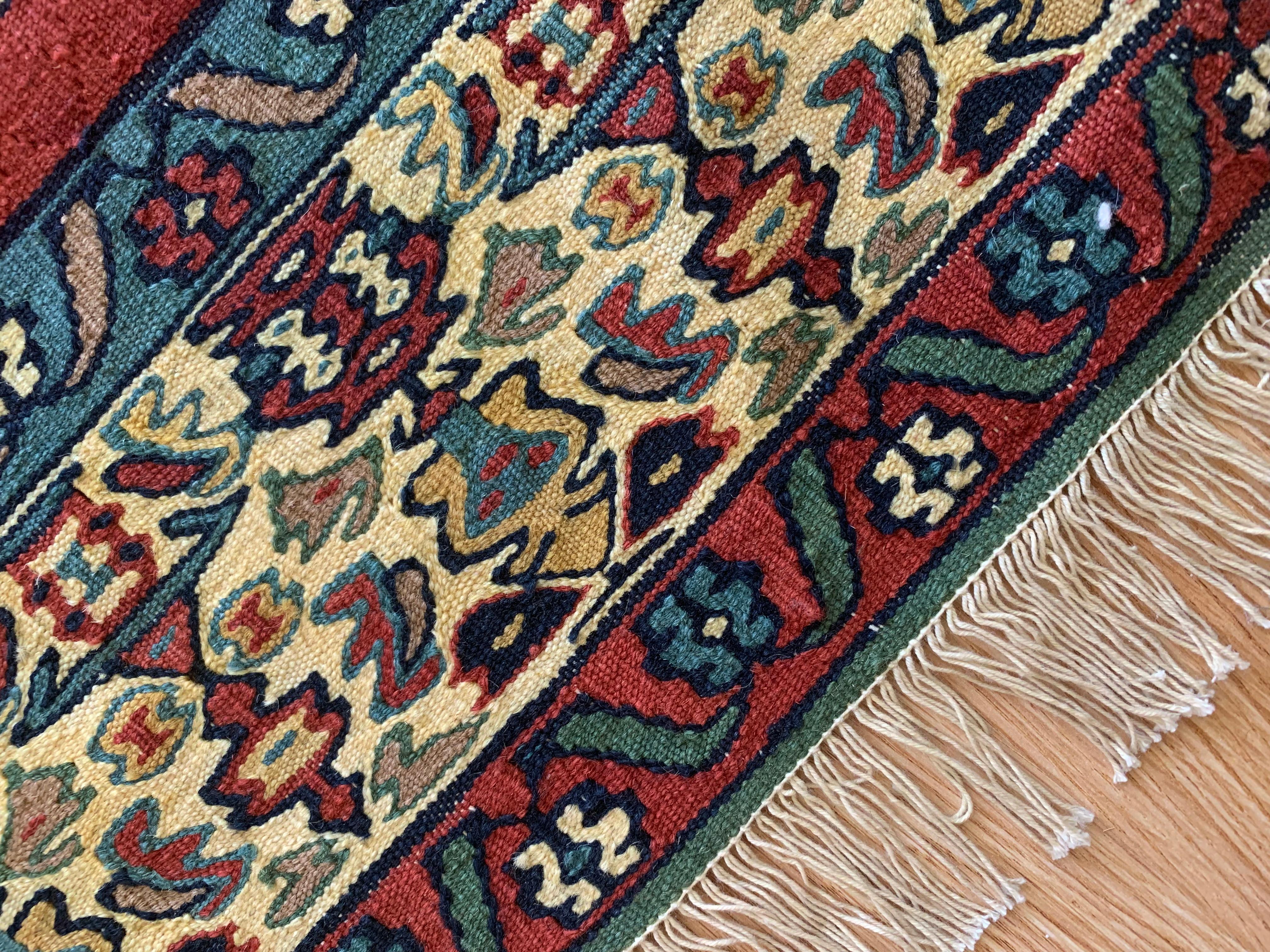 Handgewebter flach gewebter orientalischer Teppich aus roter Wolle, Kurdischer Kelim (Handgefertigt) im Angebot