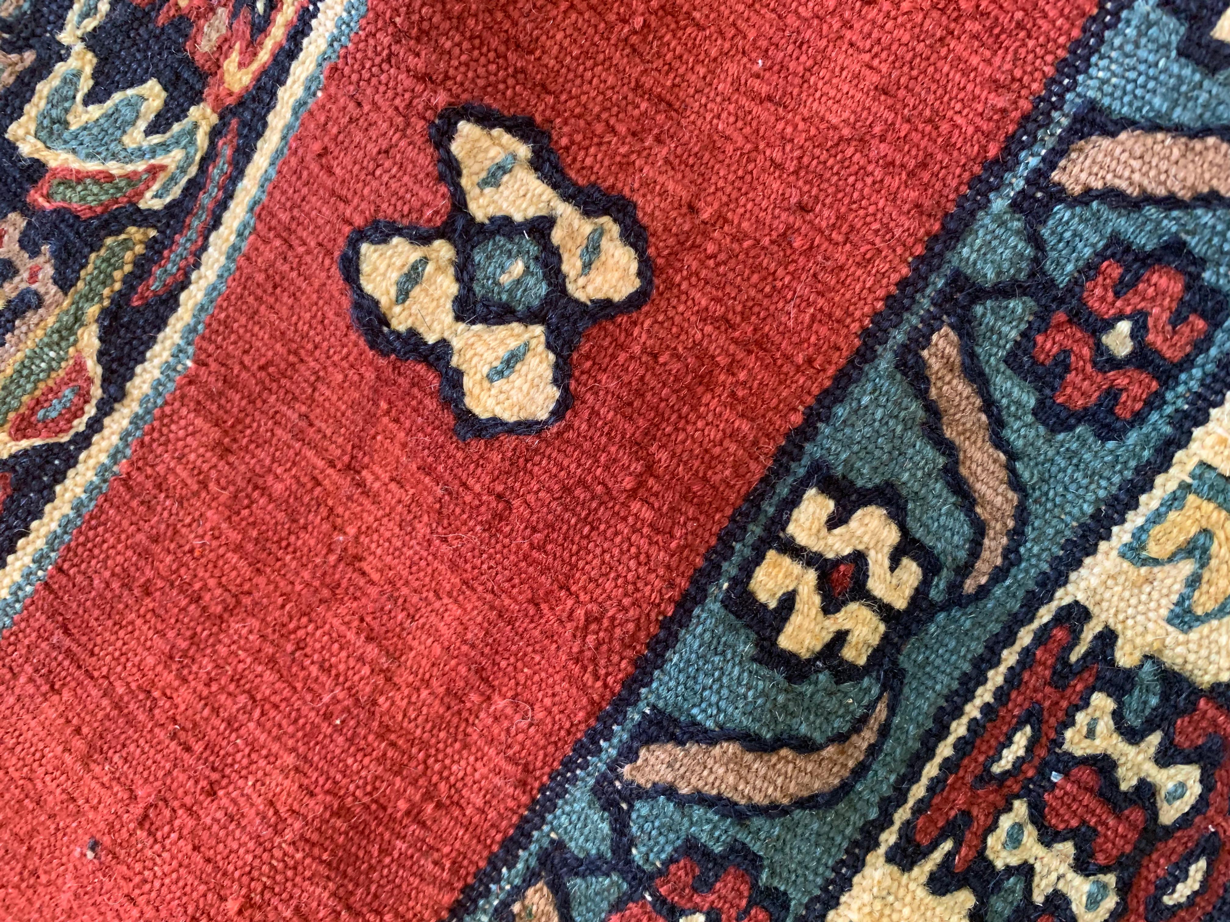 Handgewebter flach gewebter orientalischer Teppich aus roter Wolle, Kurdischer Kelim im Zustand „Hervorragend“ im Angebot in Hampshire, GB