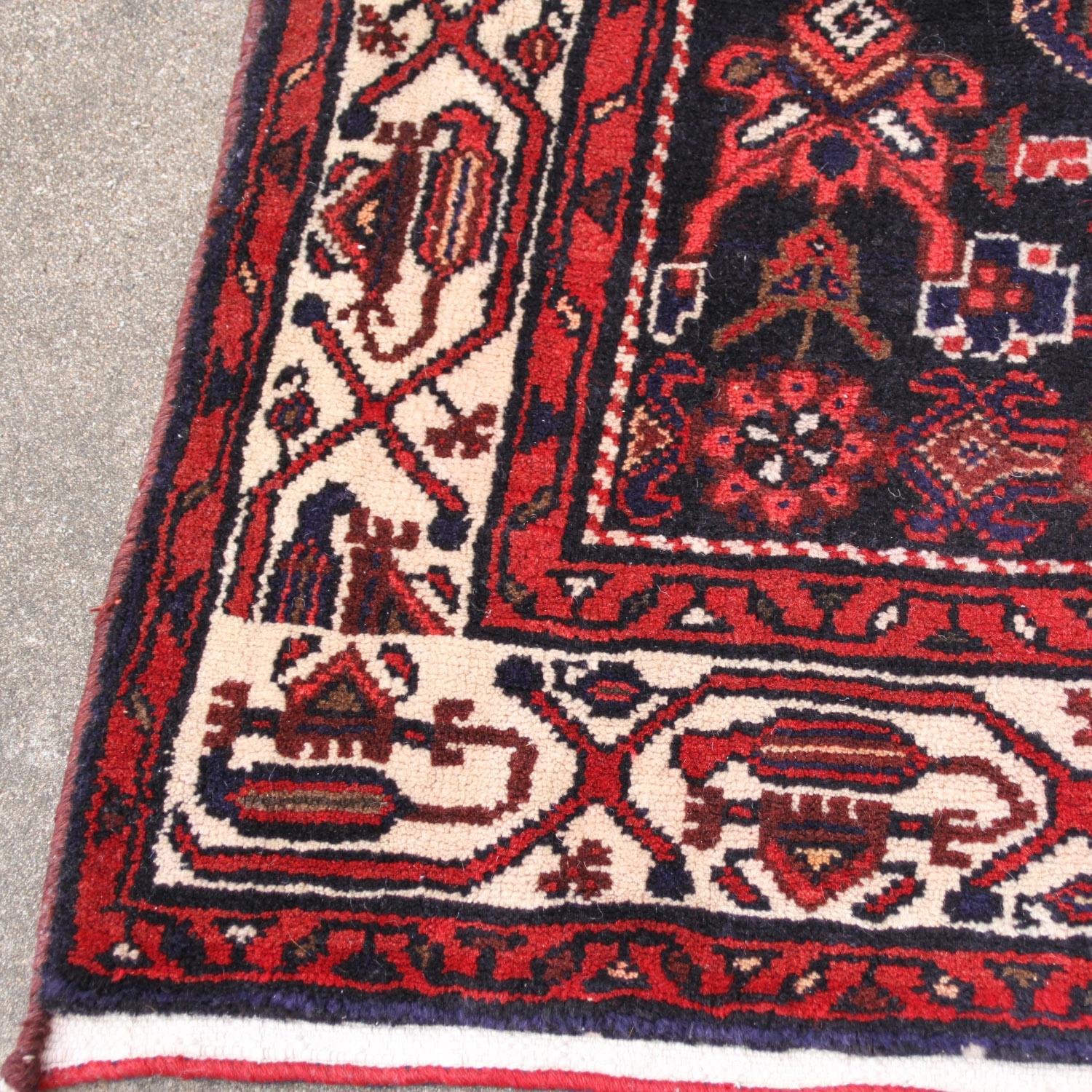 Orientalischer Läufer aus roter Wolle im Zustand „Gut“ im Angebot in Pasadena, TX