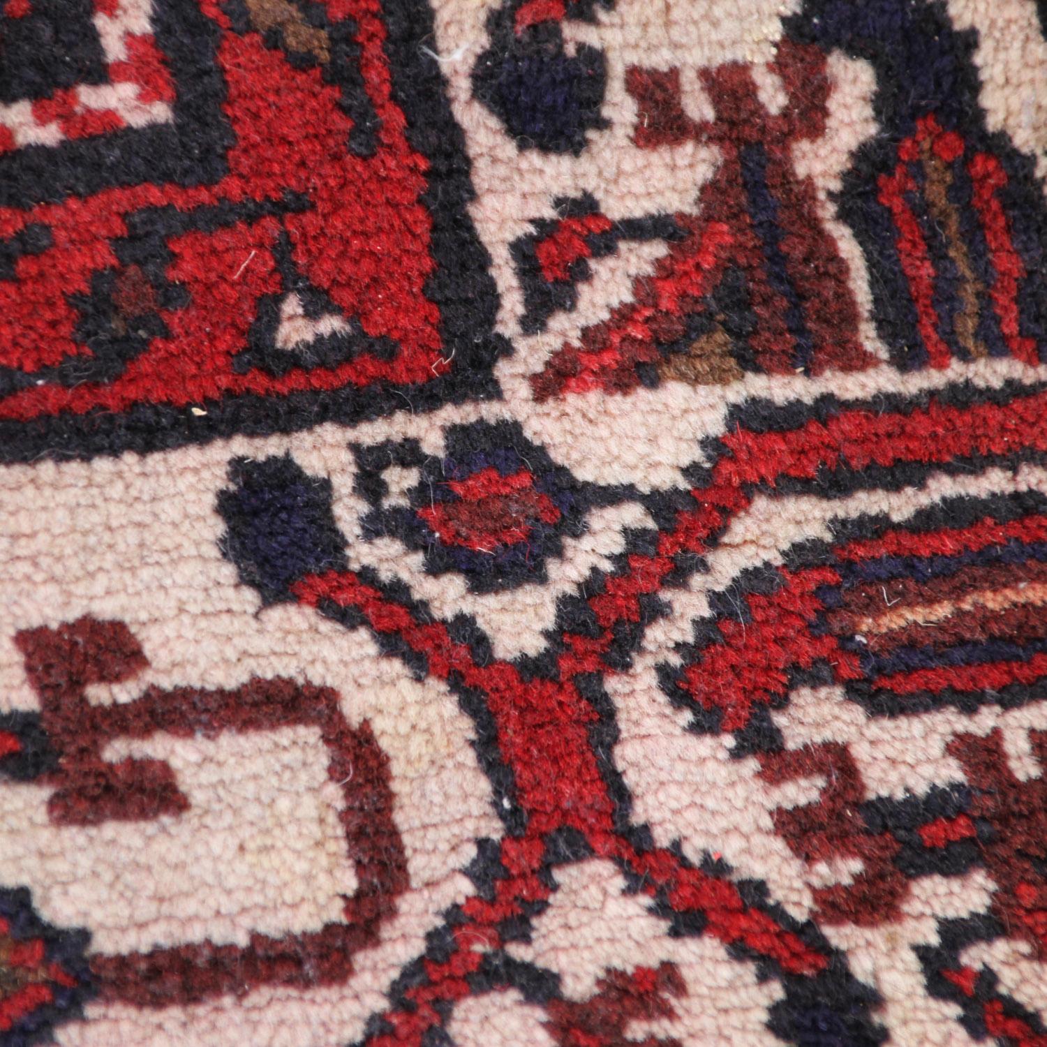 Orientalischer Läufer aus roter Wolle (20. Jahrhundert) im Angebot