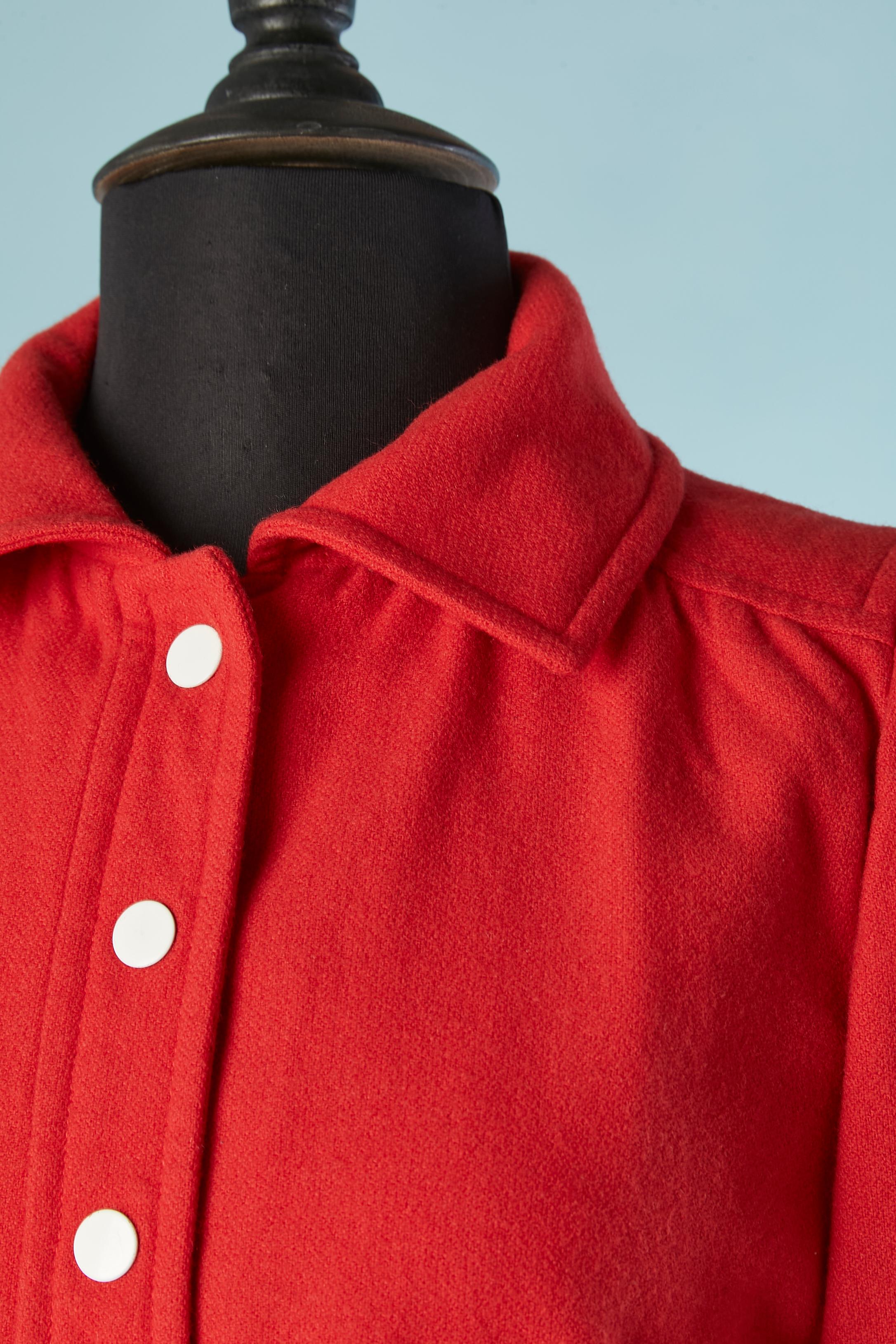 Red wool short jacket with white snaps and buckle Courrèges Hyperbole  In Good Condition For Sale In Saint-Ouen-Sur-Seine, FR