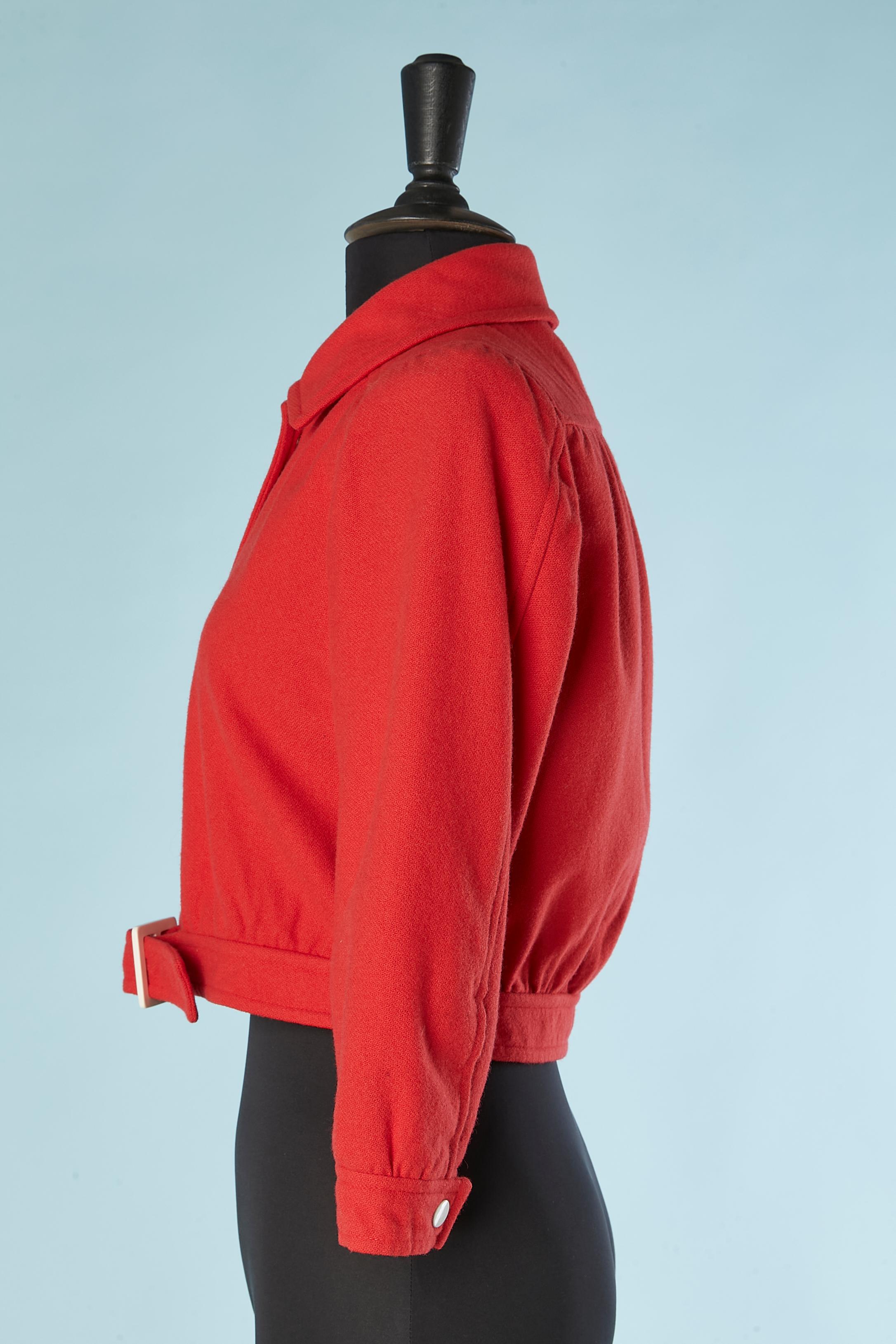 Veste courte en laine rouge avec boutons-pression et boucle blancs Courrèges Hyperbole  Bon état - En vente à Saint-Ouen-Sur-Seine, FR