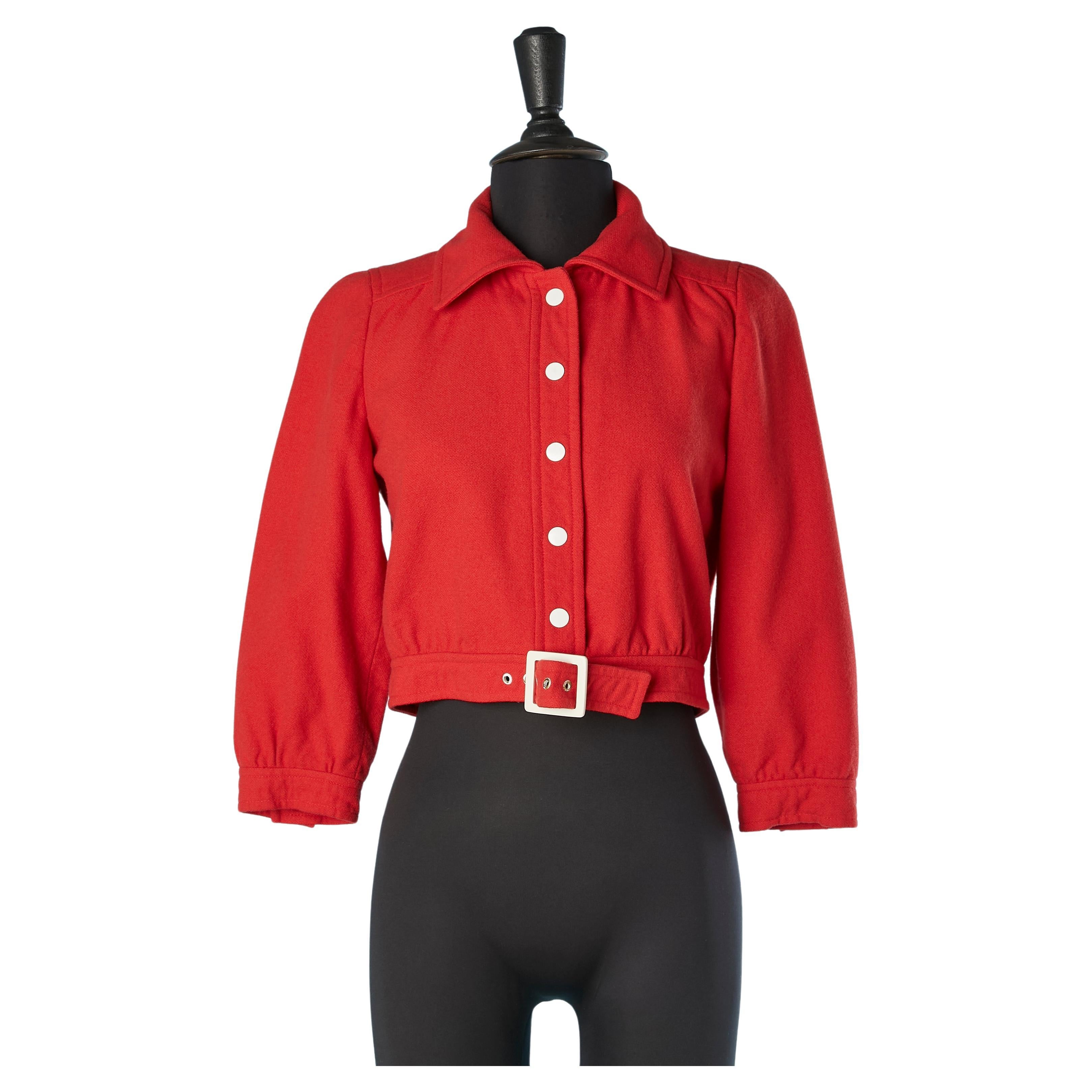 Veste courte en laine rouge avec boutons-pression et boucle blancs Courrèges Hyperbole  en vente